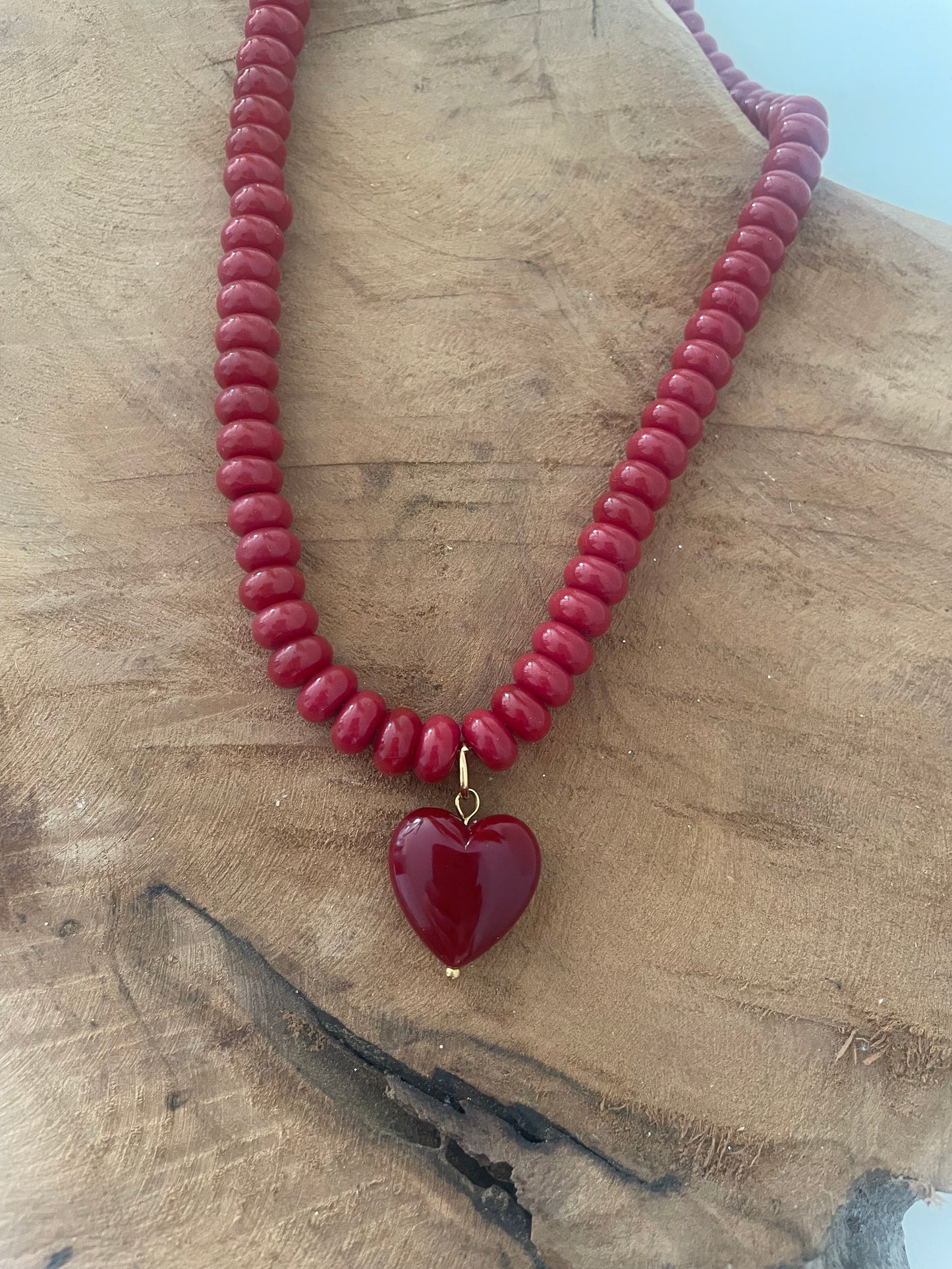 Collier court en perles verre bordeaux et pendant coeur bohème chic