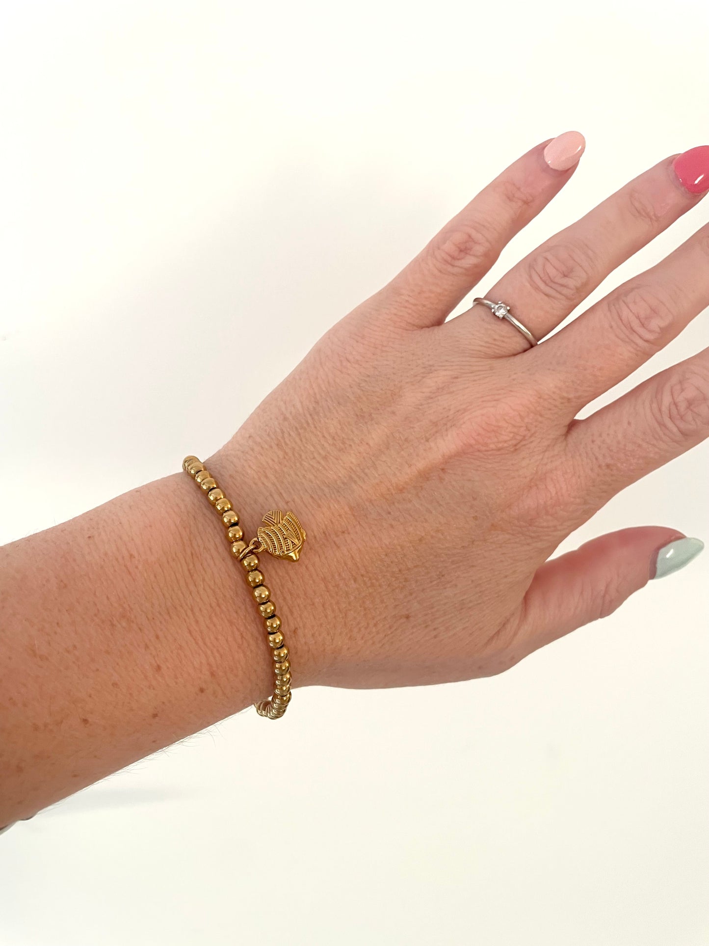 Bracelet breloque poisson en perles dorées