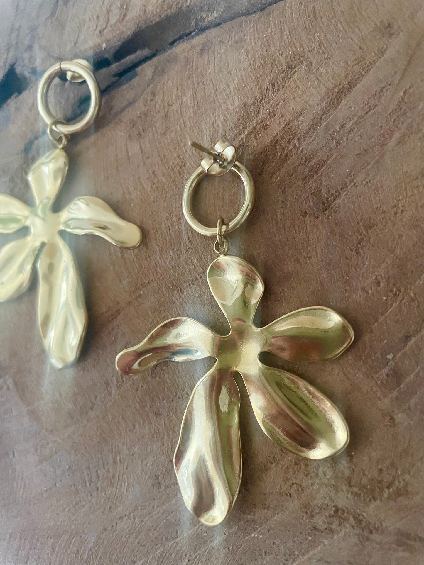 Arrière boucles d’oreilles clou rond grosses fleurs dorées
