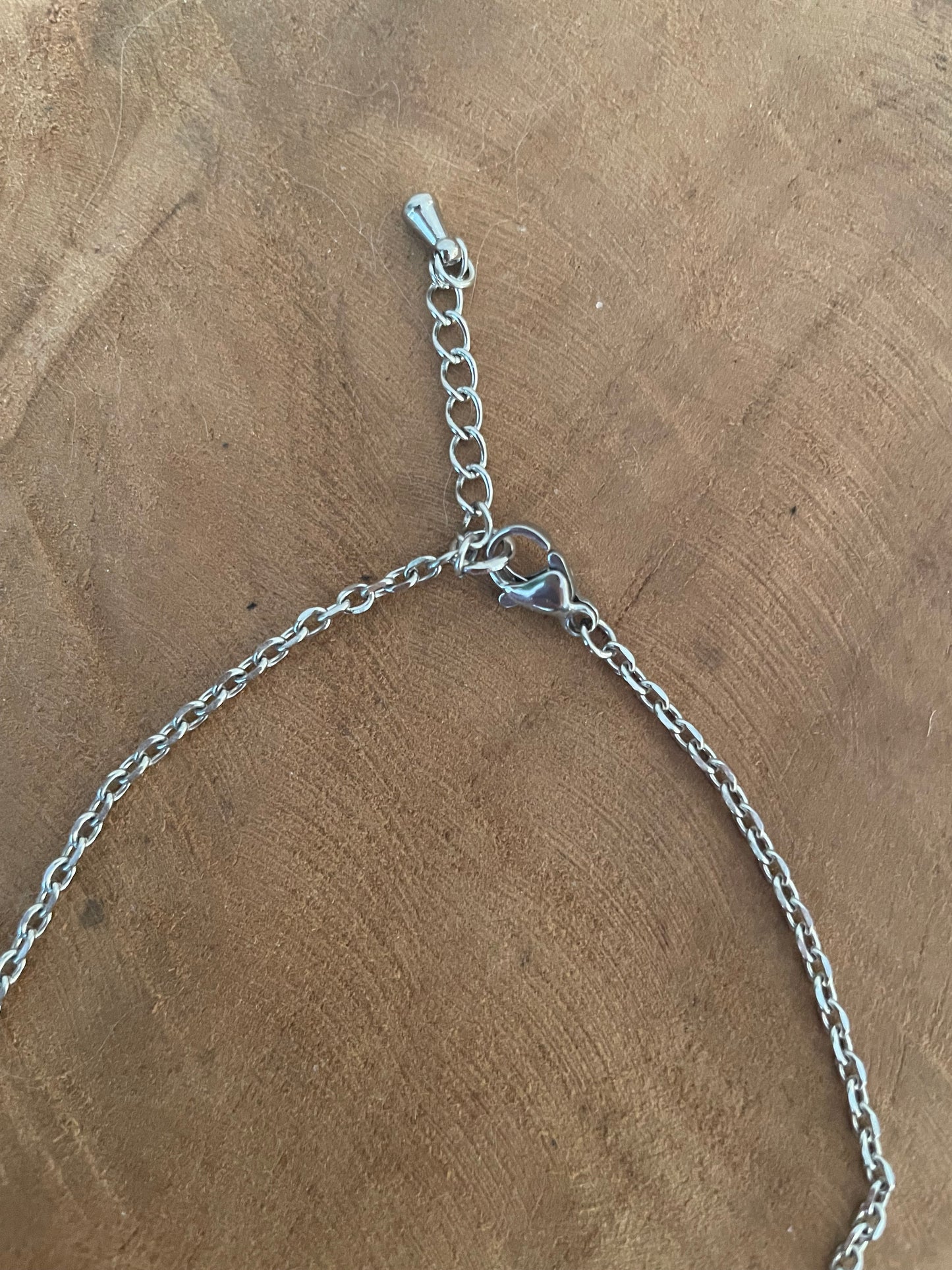 Collier court argenté avec breloques coeurs et médailles martelées