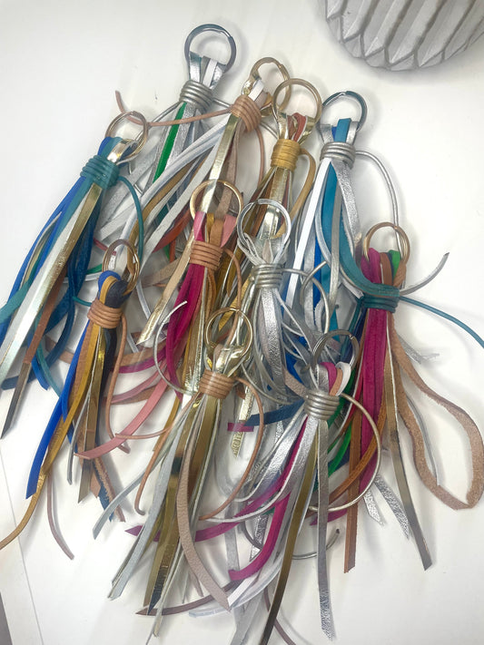 Ensemble des porte clefs Astride colorés en cuir artisanat français