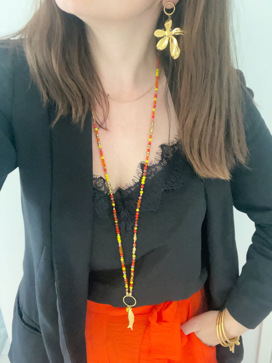 Porté look avec le poisson Jacqueline tons rouge orange jaune et doré