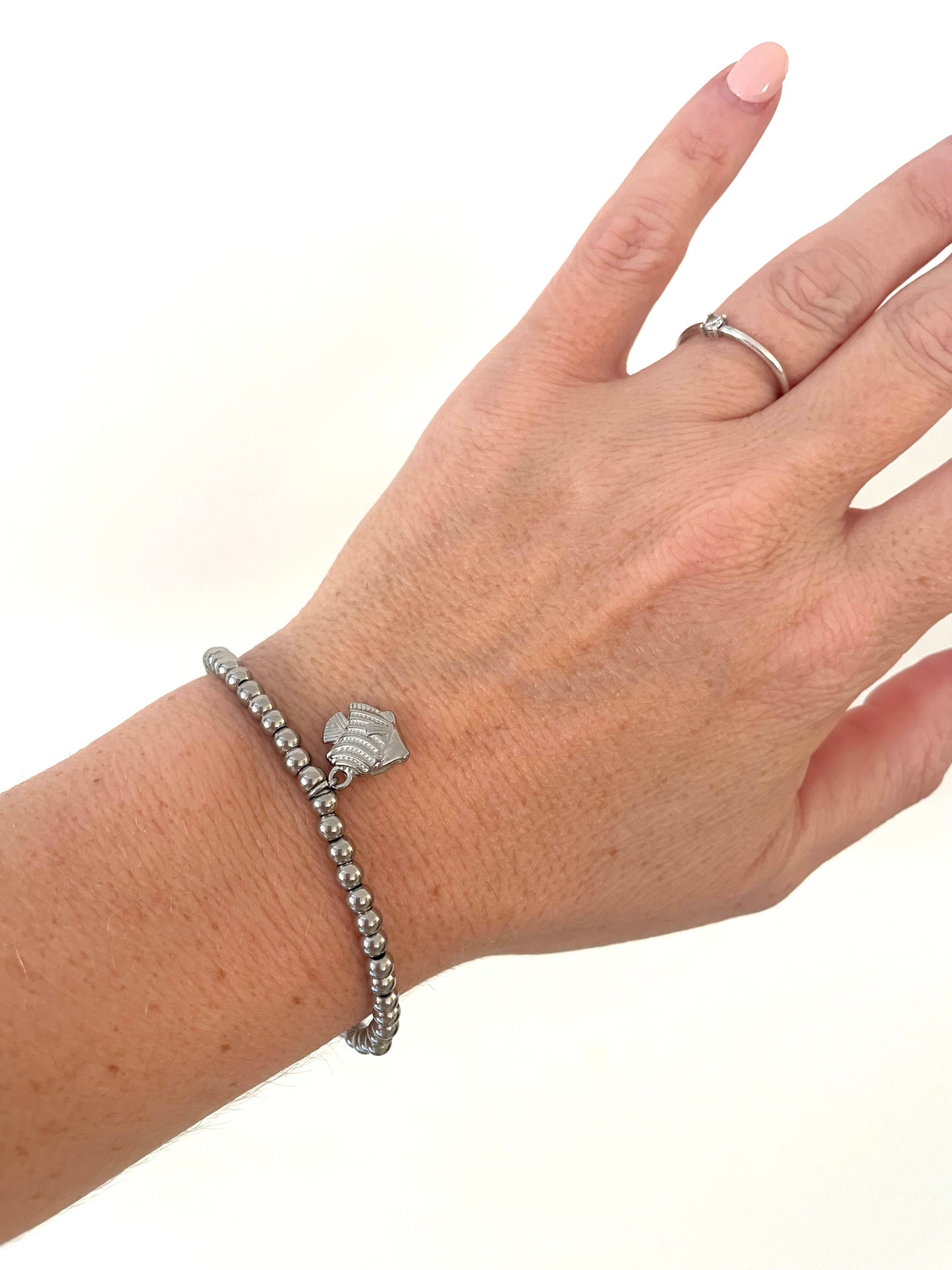 Bracelet breloque poisson en perles argentées