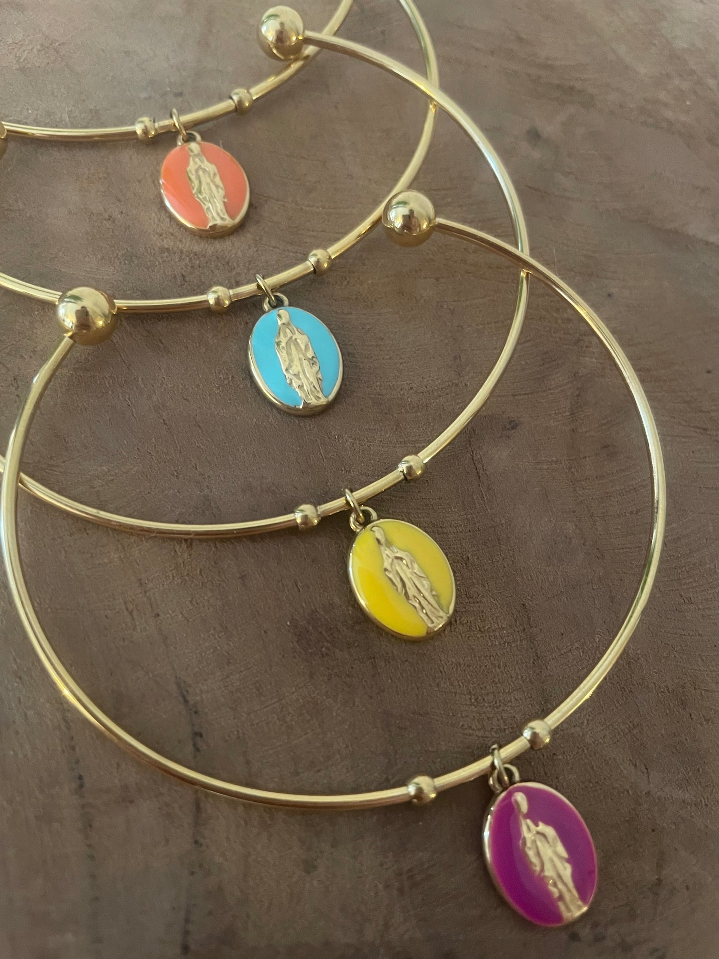 Bracelet jonc doré et breloque vierge Marie colorée
