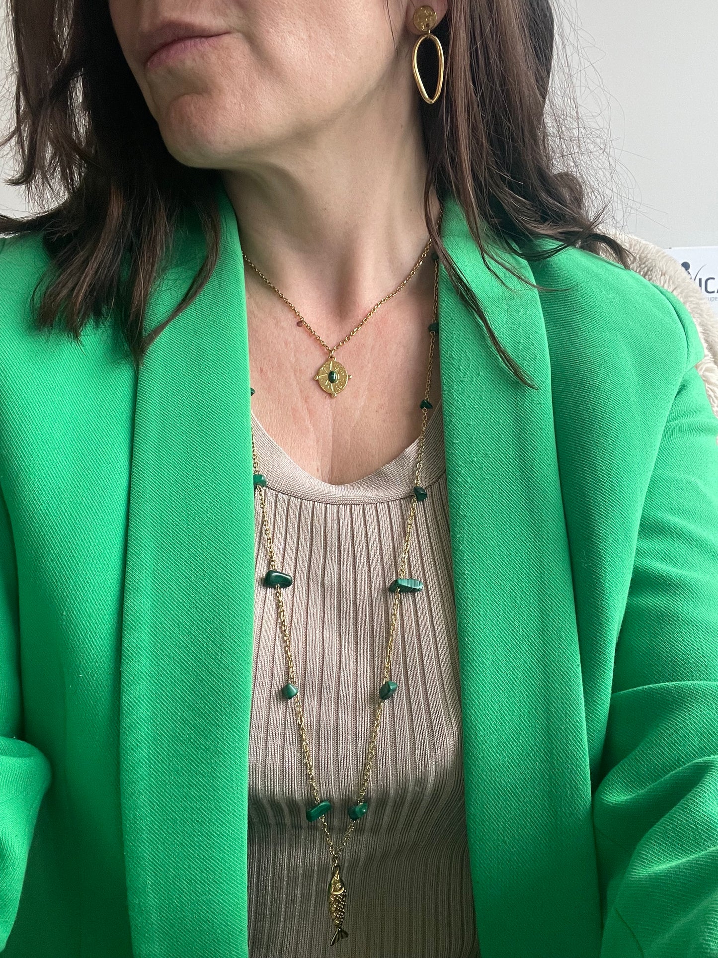 Collier court doré et médaillon serti de malachite
