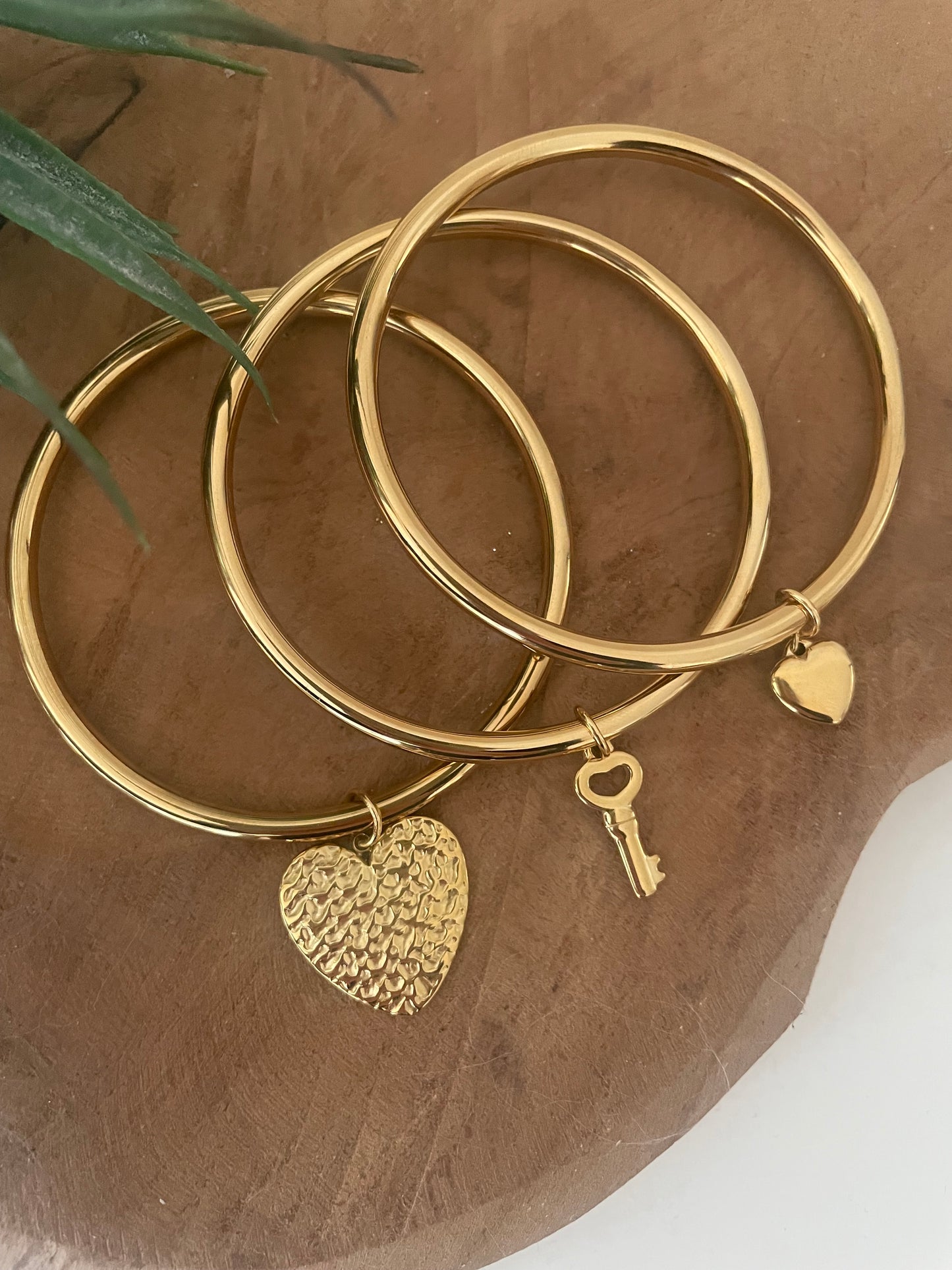 Bracelets joncs breloque coeur doré