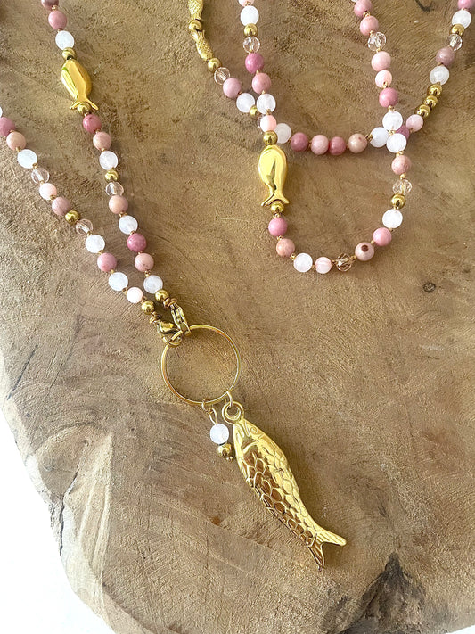 Détail zoom poisson Jacqueline tons roses et doré quartz rose grand pendentif artisanat