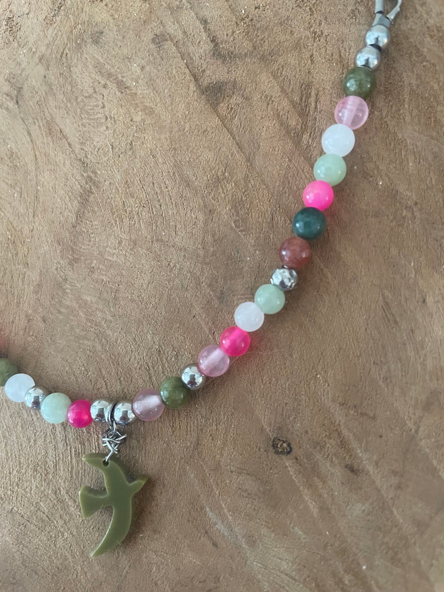 Détail perles naturelles quartz rose et jaspe vert bracelet liberté argenté fait main
