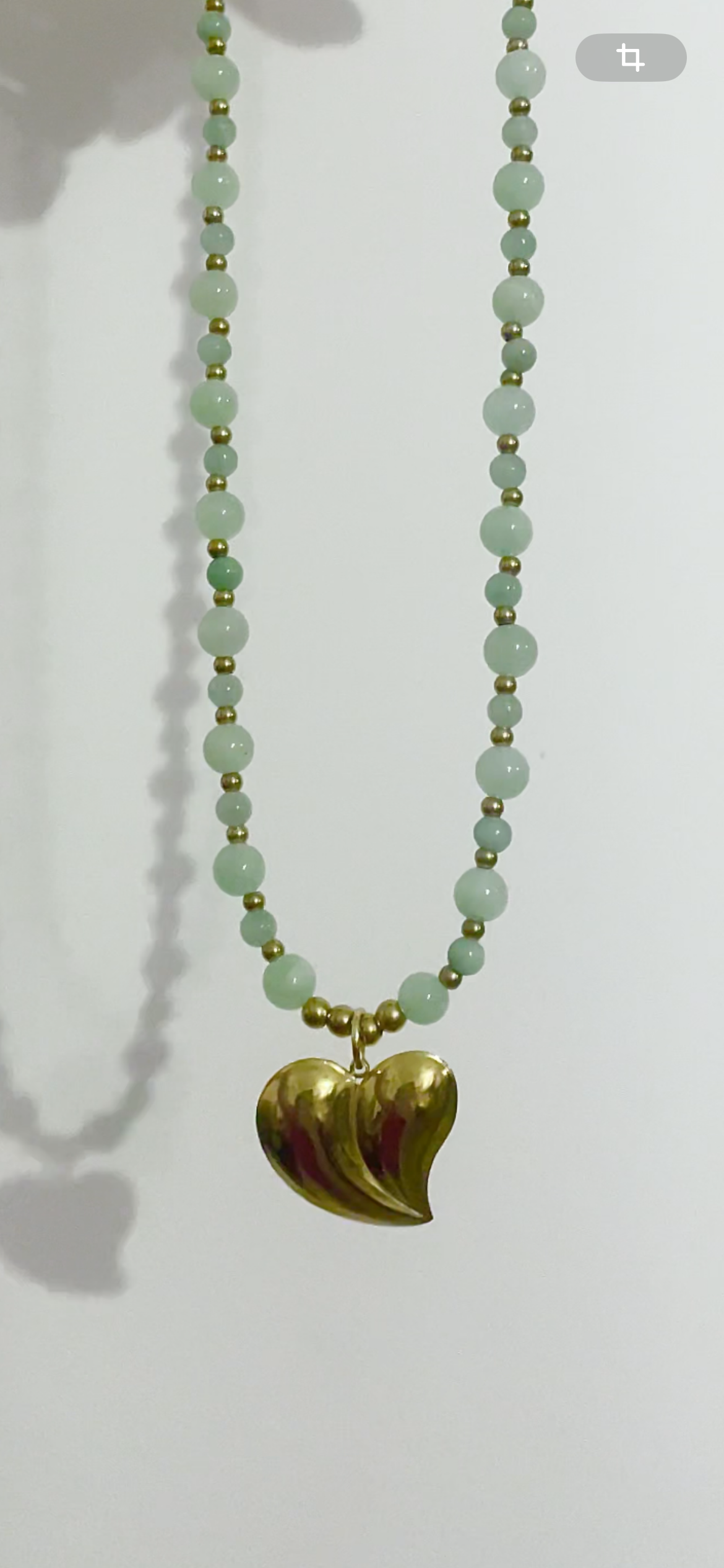 Détail collier OCEANE fait main pierre naturelle jade vert clair et acier inoxydable doré