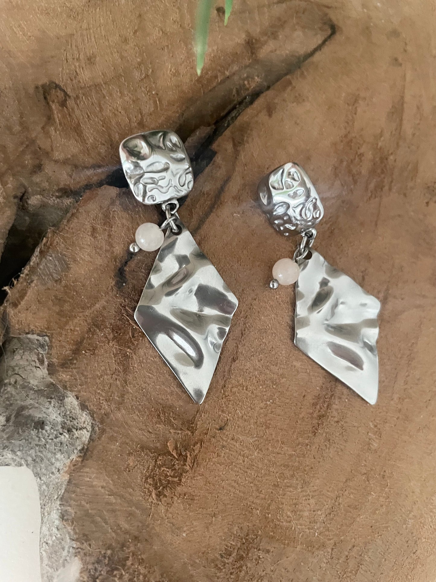 Zoom détail boucles d’oreilles acier inox argent martelé et pierre naturelle