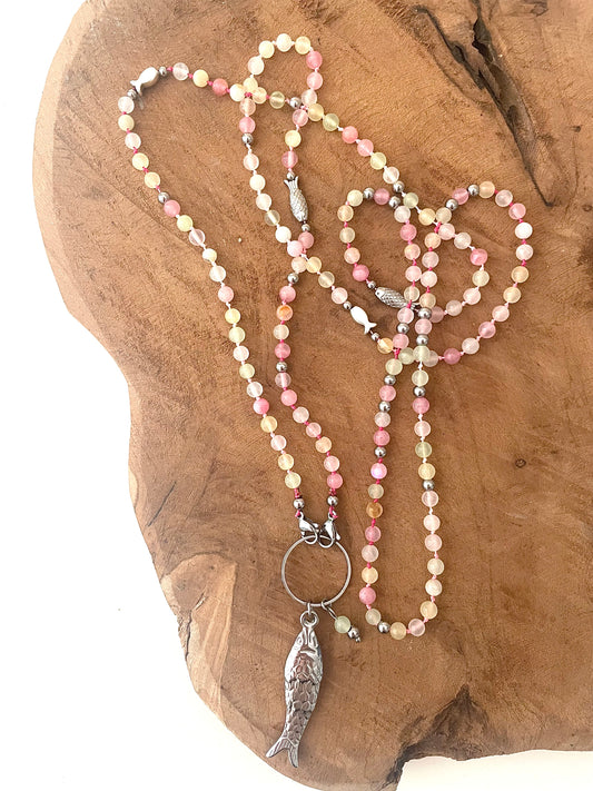 Vue entière collier sautoir le poisson Jacqueline tons pastel fait main argenté pierre naturelle quartz