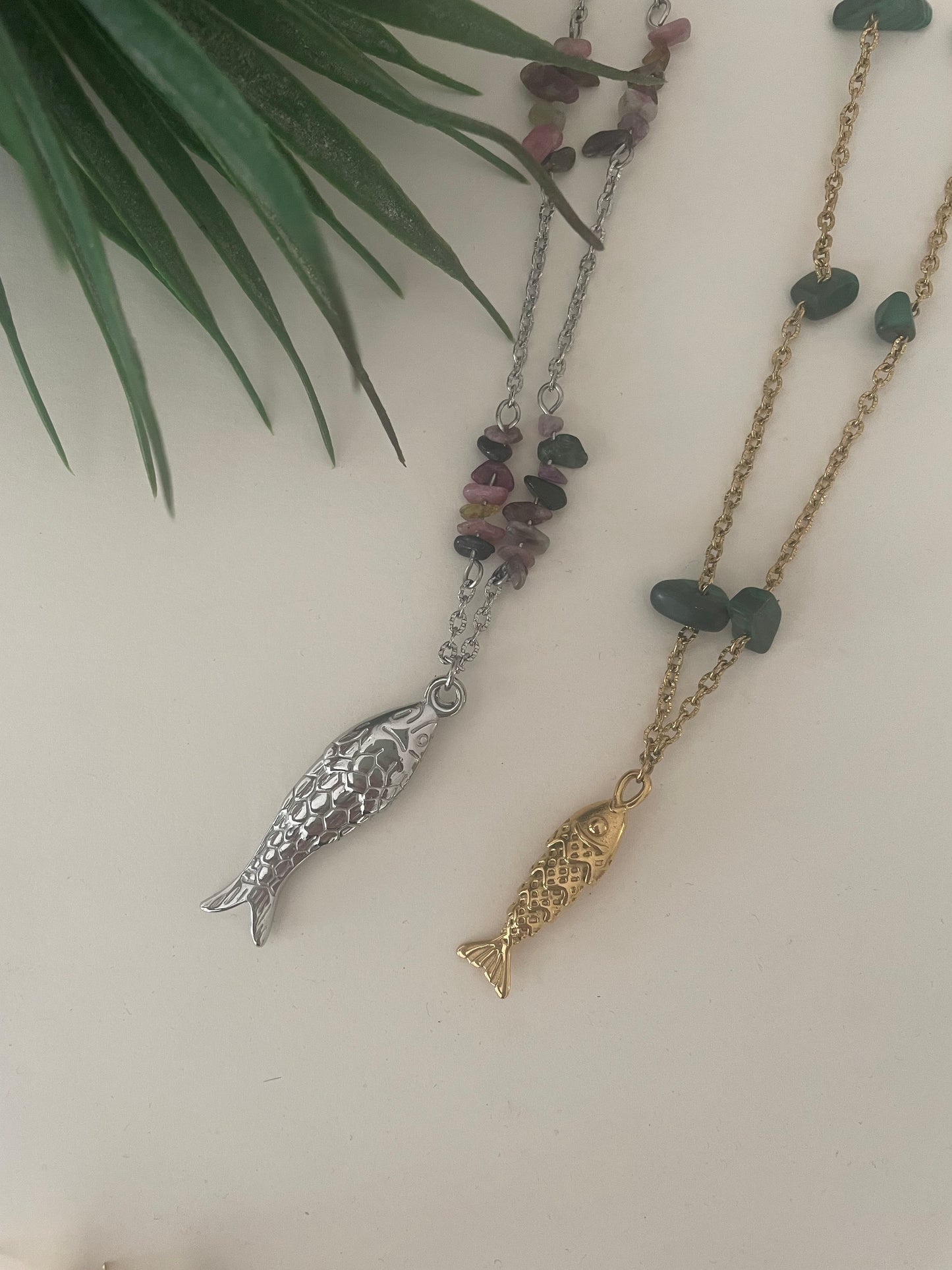 présentation colliers faits main poisson pierre naturelle verte malachite et tourmaline sur fond blanc