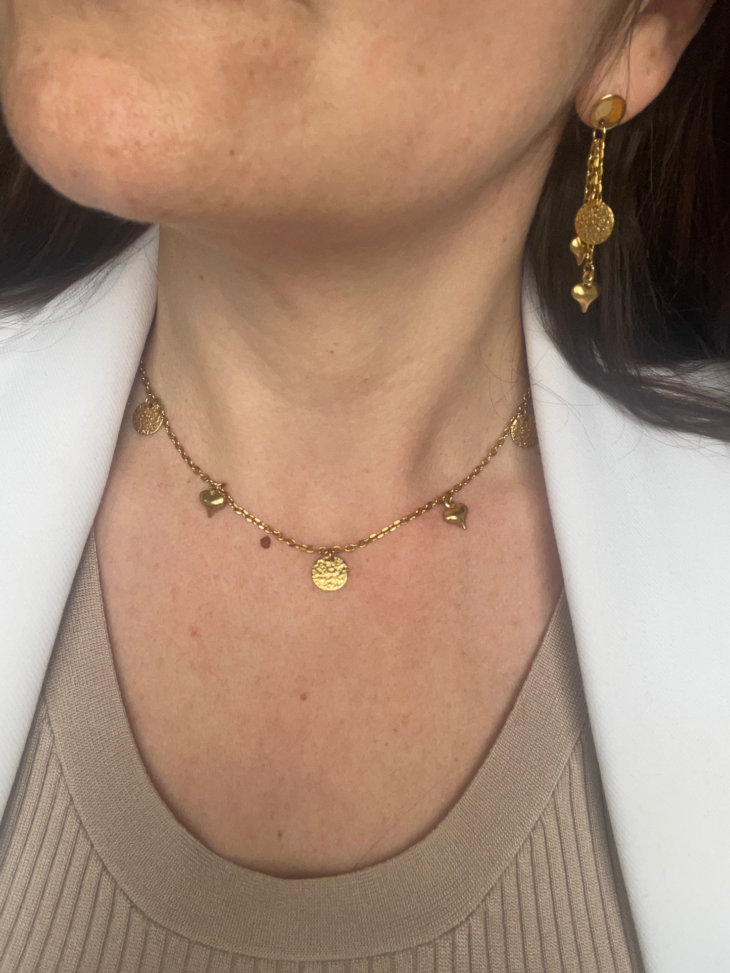 Collier court doré avec breloques coeurs et médailles martelées
