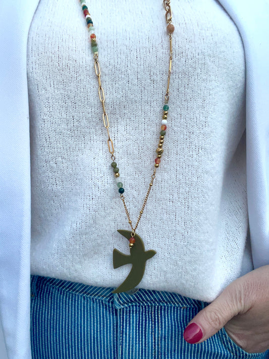 Porté long collier liberté oiseau kaki et peles naturelles acier inox doré