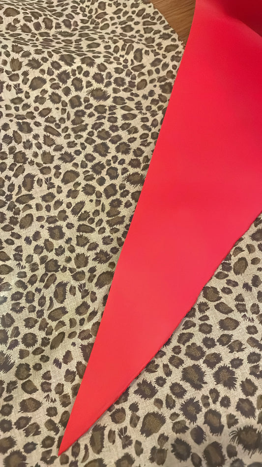 Détail tissu léopard et cuir de vache rouge du cadre ouh la la 100% fait main