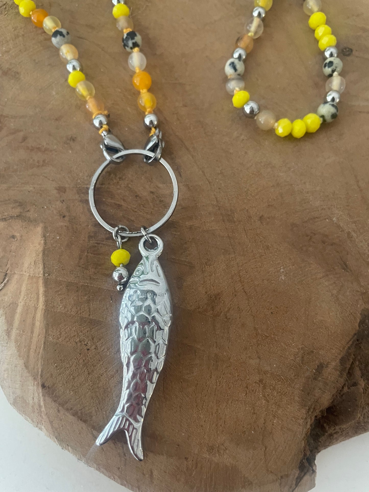Détail pendentif poisson aciee inoxydable argenté collier sautoir tons jaune noir