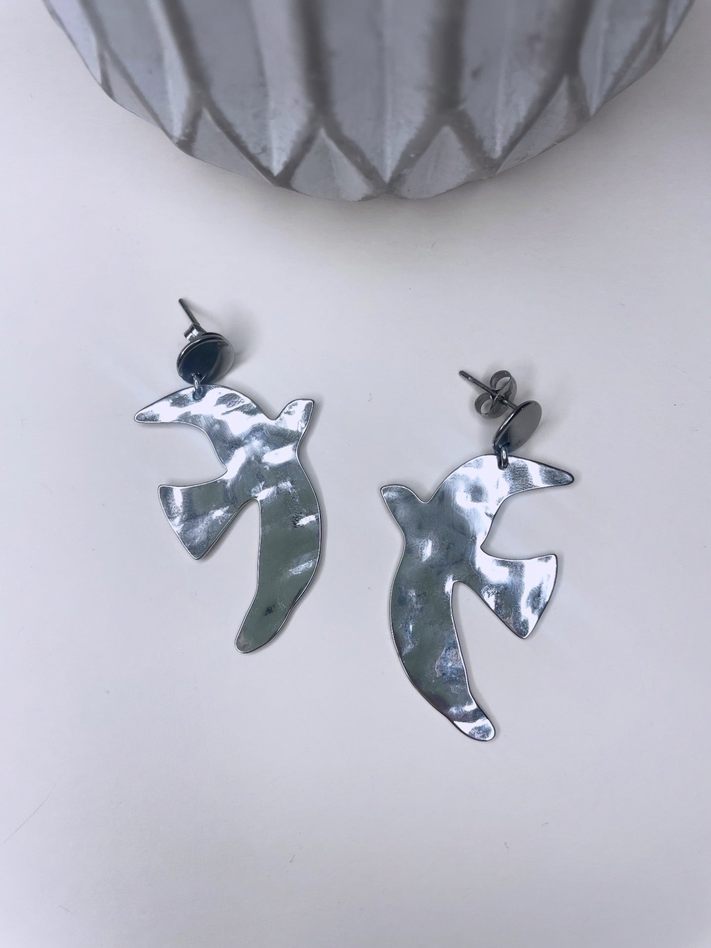 Détail BO argentées oiseaux martelés