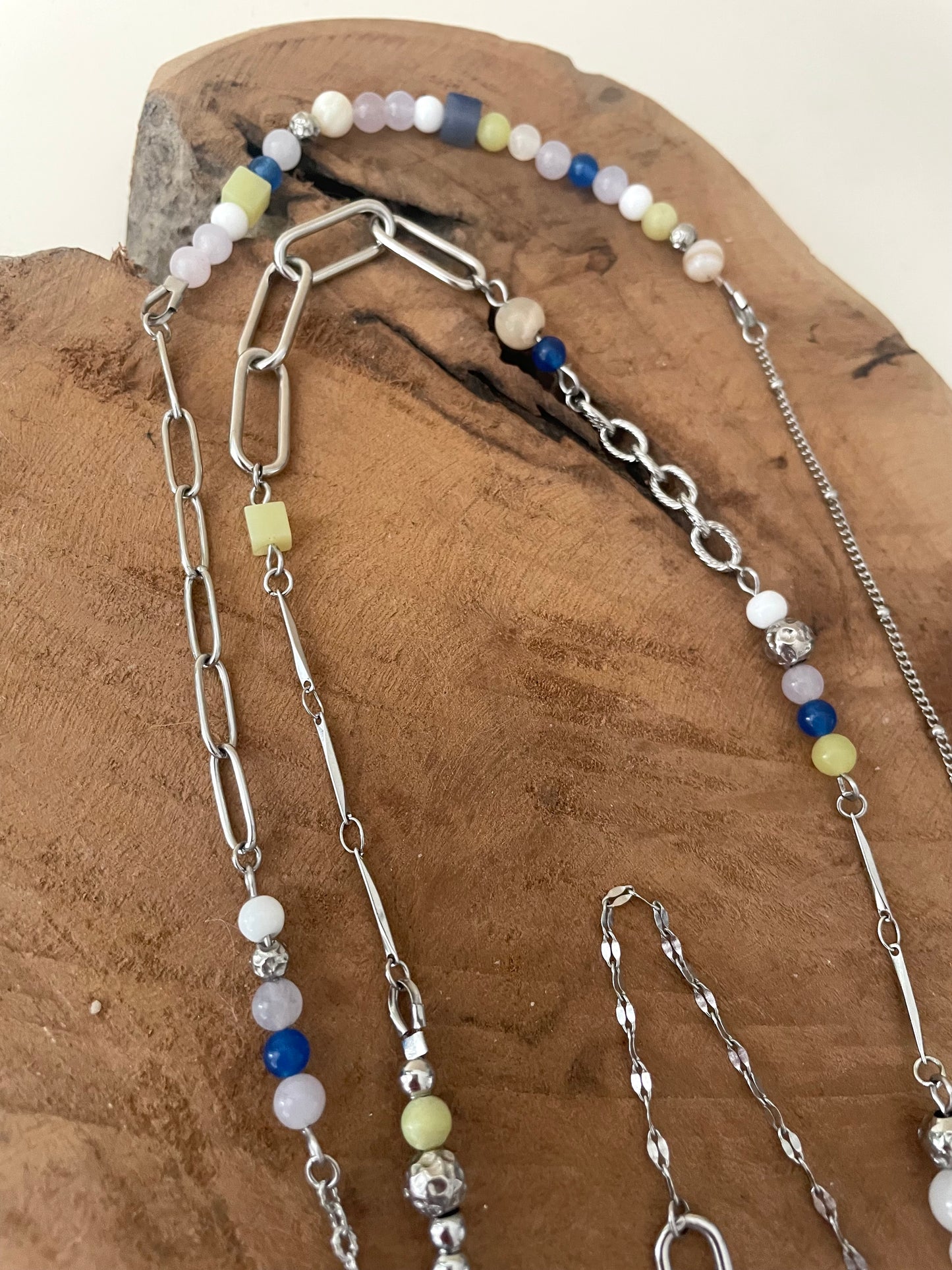 Détail chaîne argent et perles naturelles bleu blanc jaune sautoir fait main france