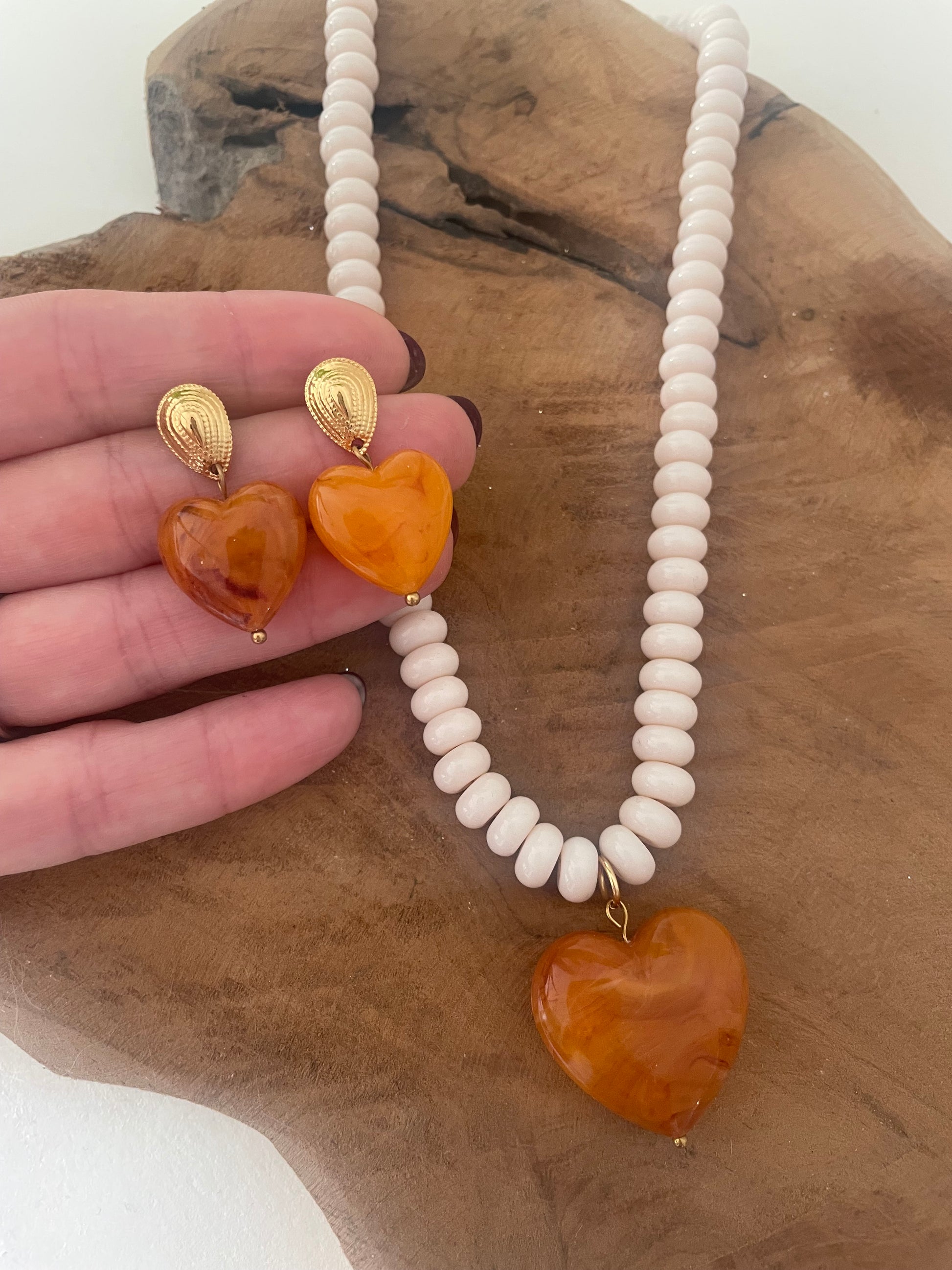 Parure petites boucles coeur orange ambré et collier perles de verre ivoire et gros coeur orange
