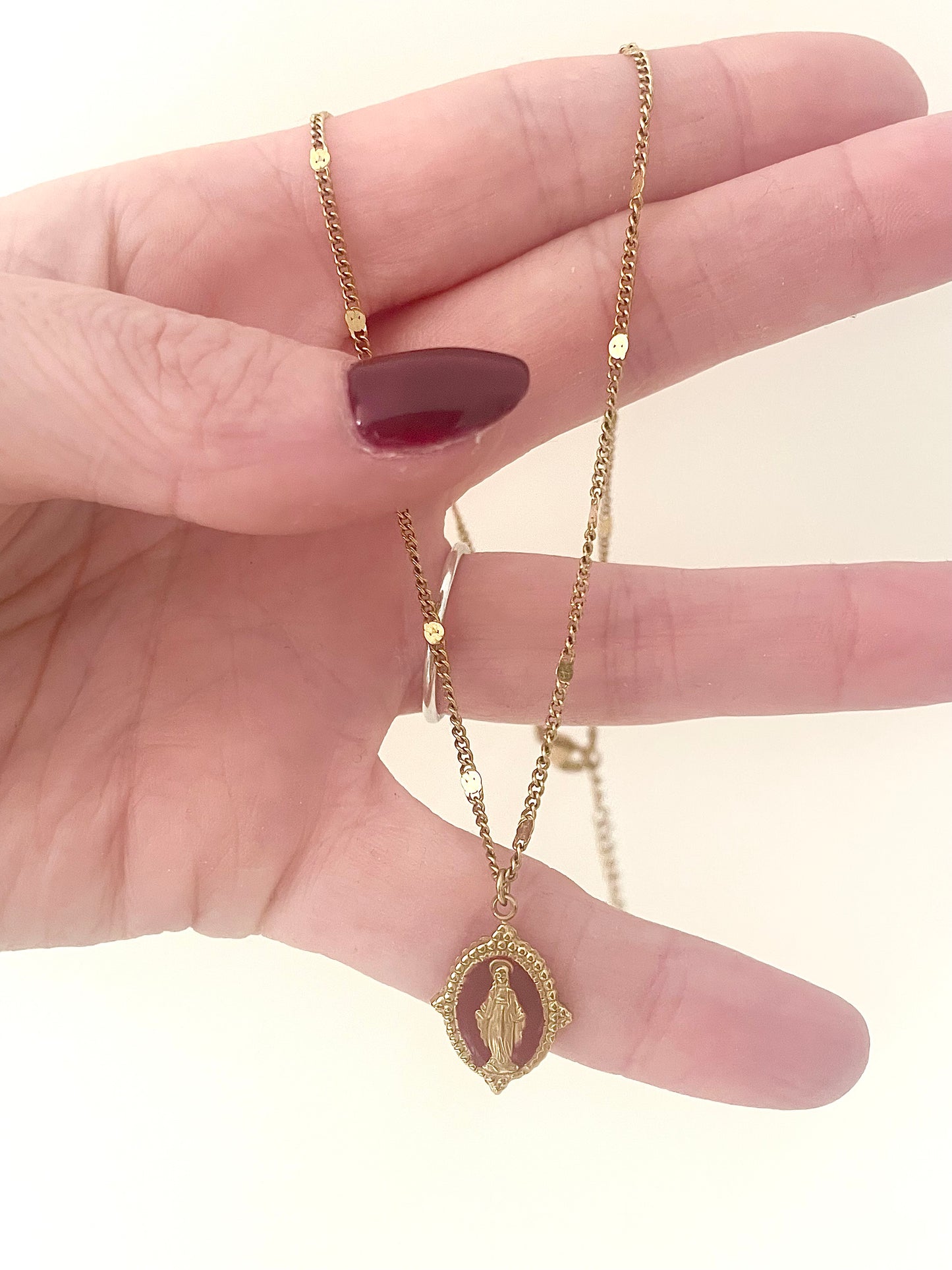 Collier court pendentif vierge Marie bordeaux et doré