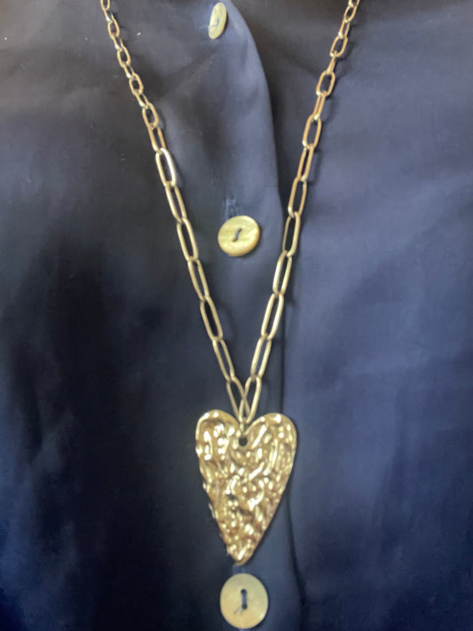 Détail pendentif coeur martelé argenté sautoir gros maillons