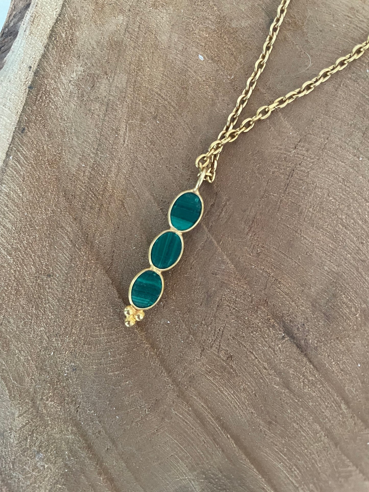 Collier doré avec pendentif serti de malachite
