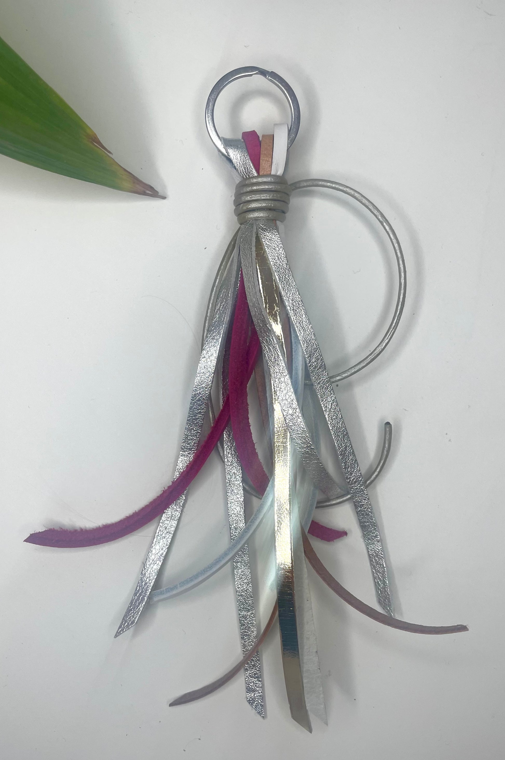 Détail grigri Astride cuir argenté rose artisanat français