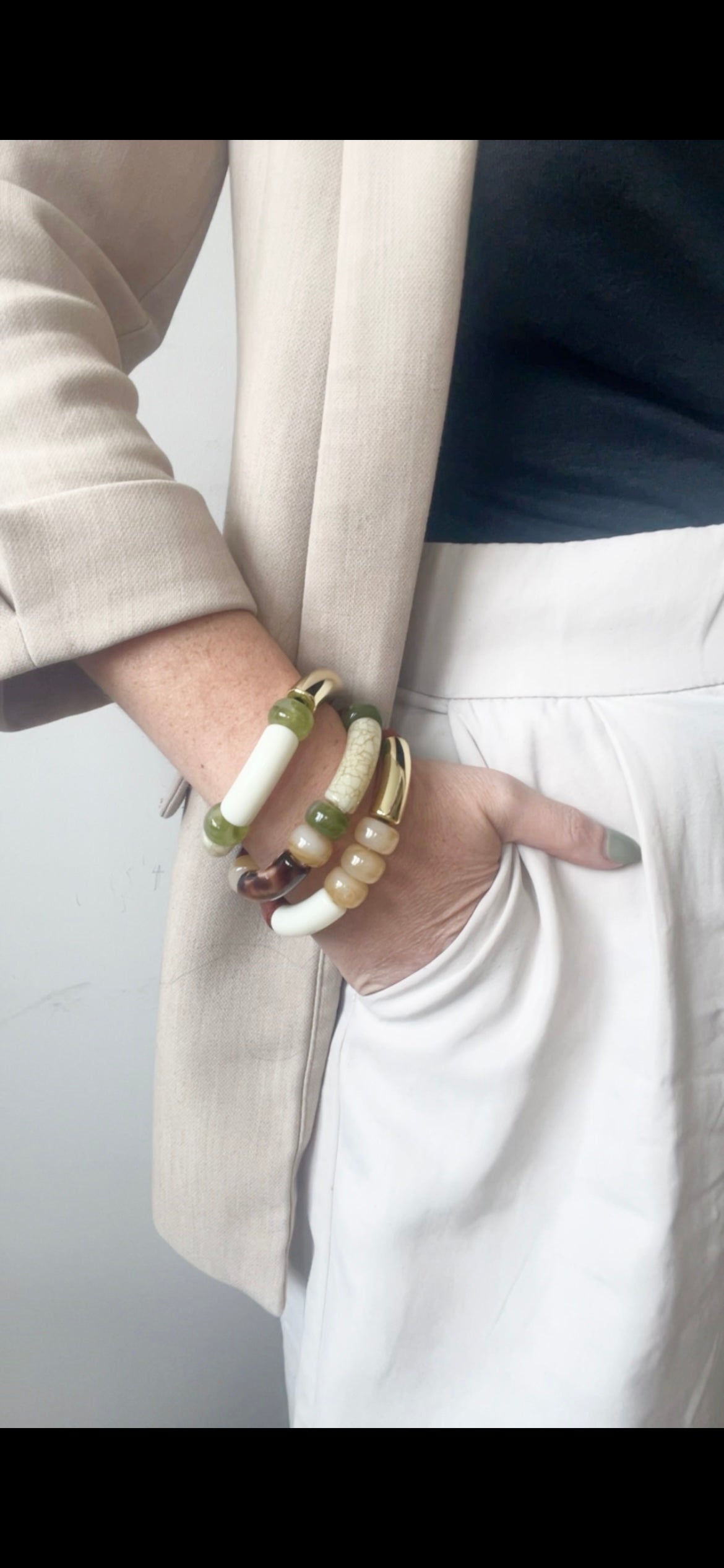 porté gros bracelets LILIANE tons beige et vert