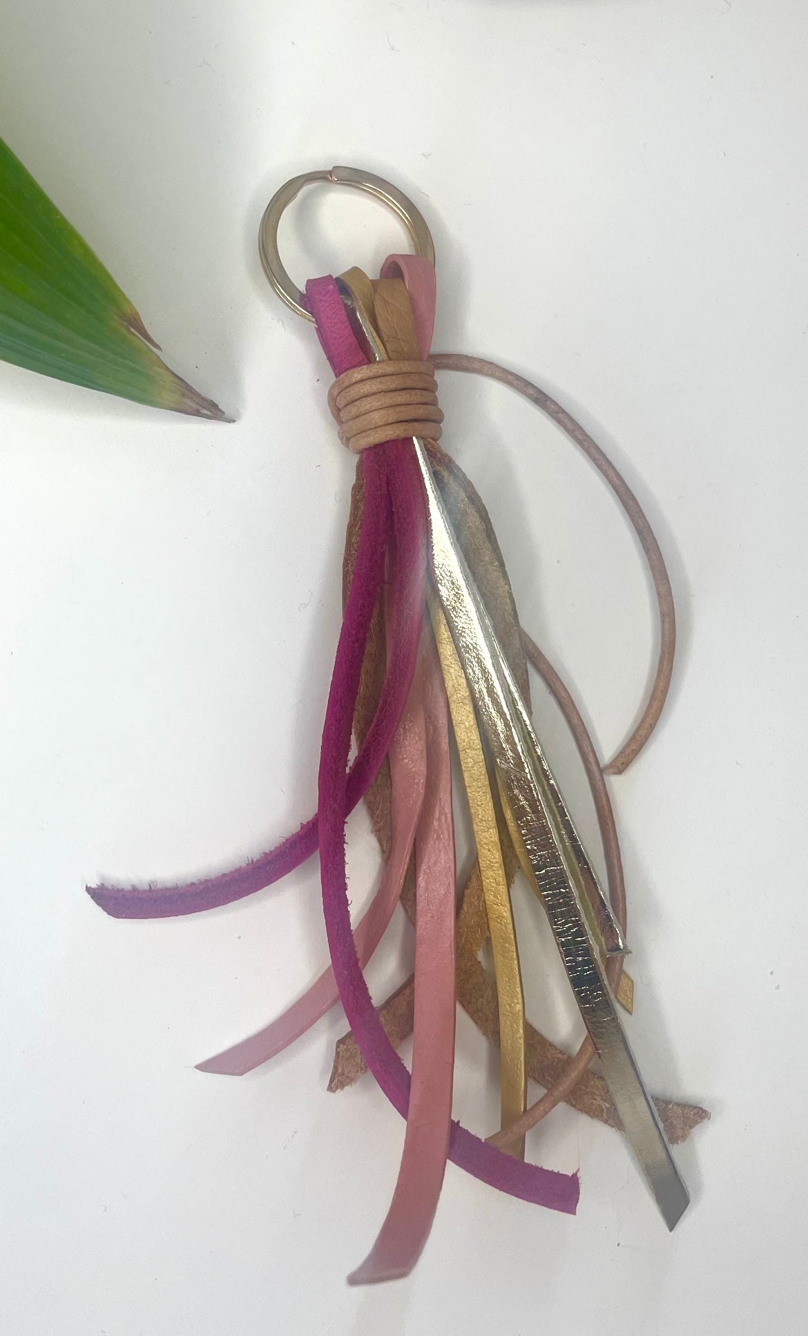 Porte clefs Astride cuir doré rose beige liens de cuir fait main