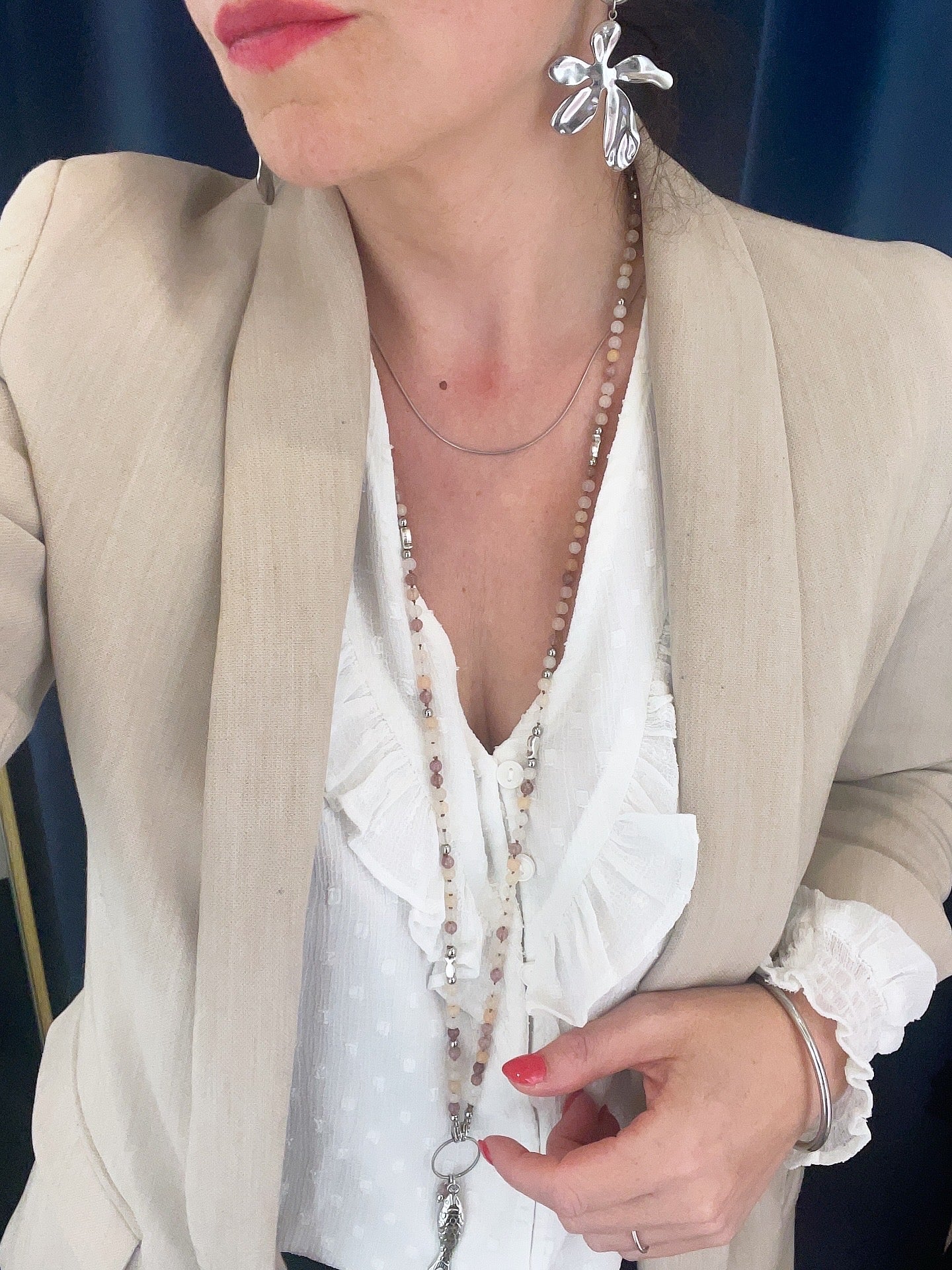 Porté collier sautoir beige violine argent et boucles argentées fleurs acier inoxydable
