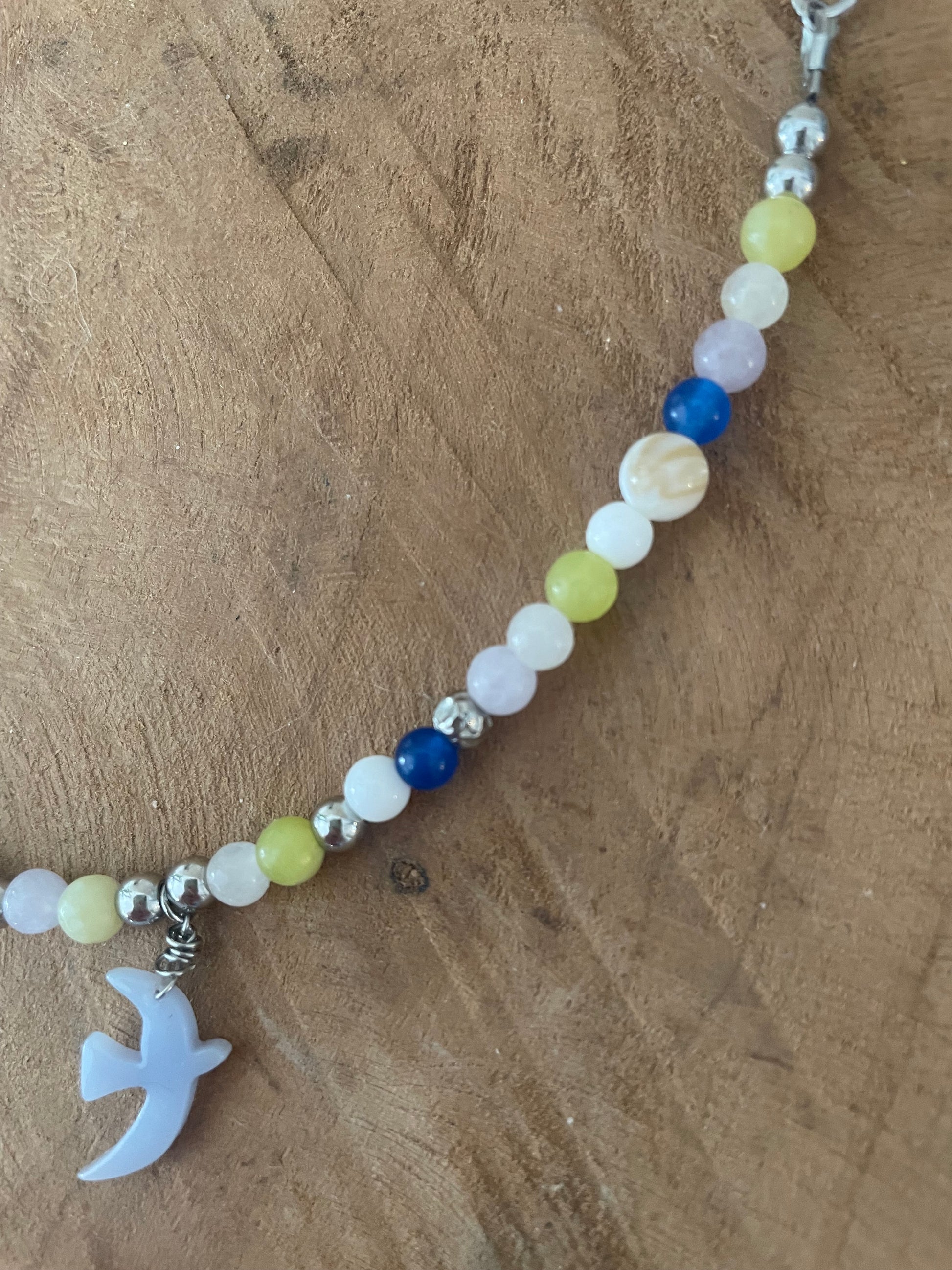 Détail perles bleu blanc jaine bracelet oiseau bleu ciel acier inox argenté