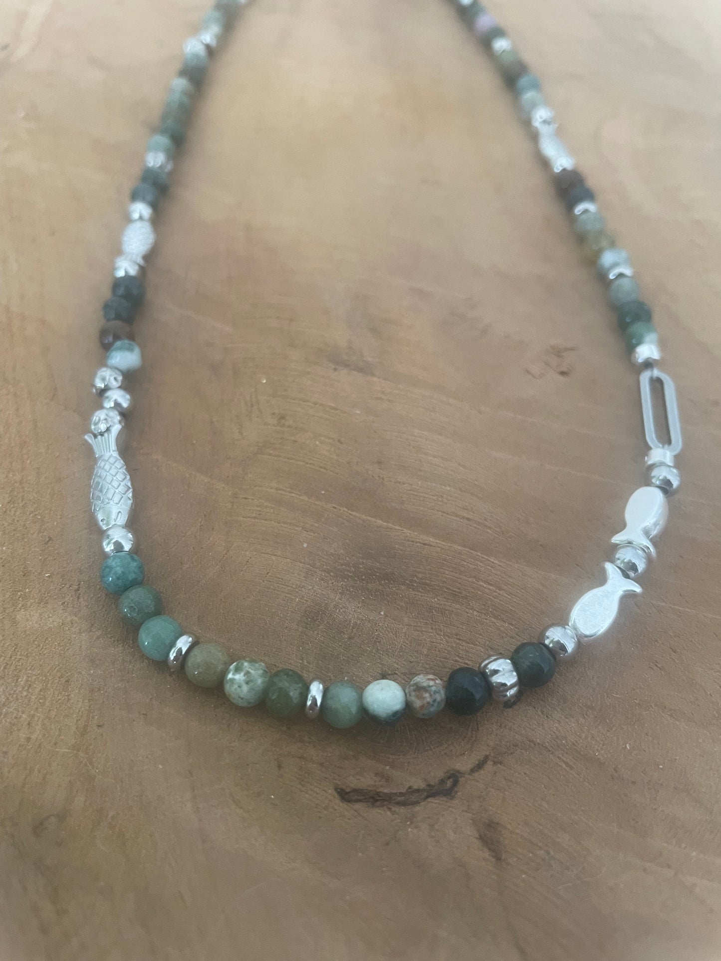 Collier court - ras de cou le poisson Jeanne en pierre naturelle agate et argenté