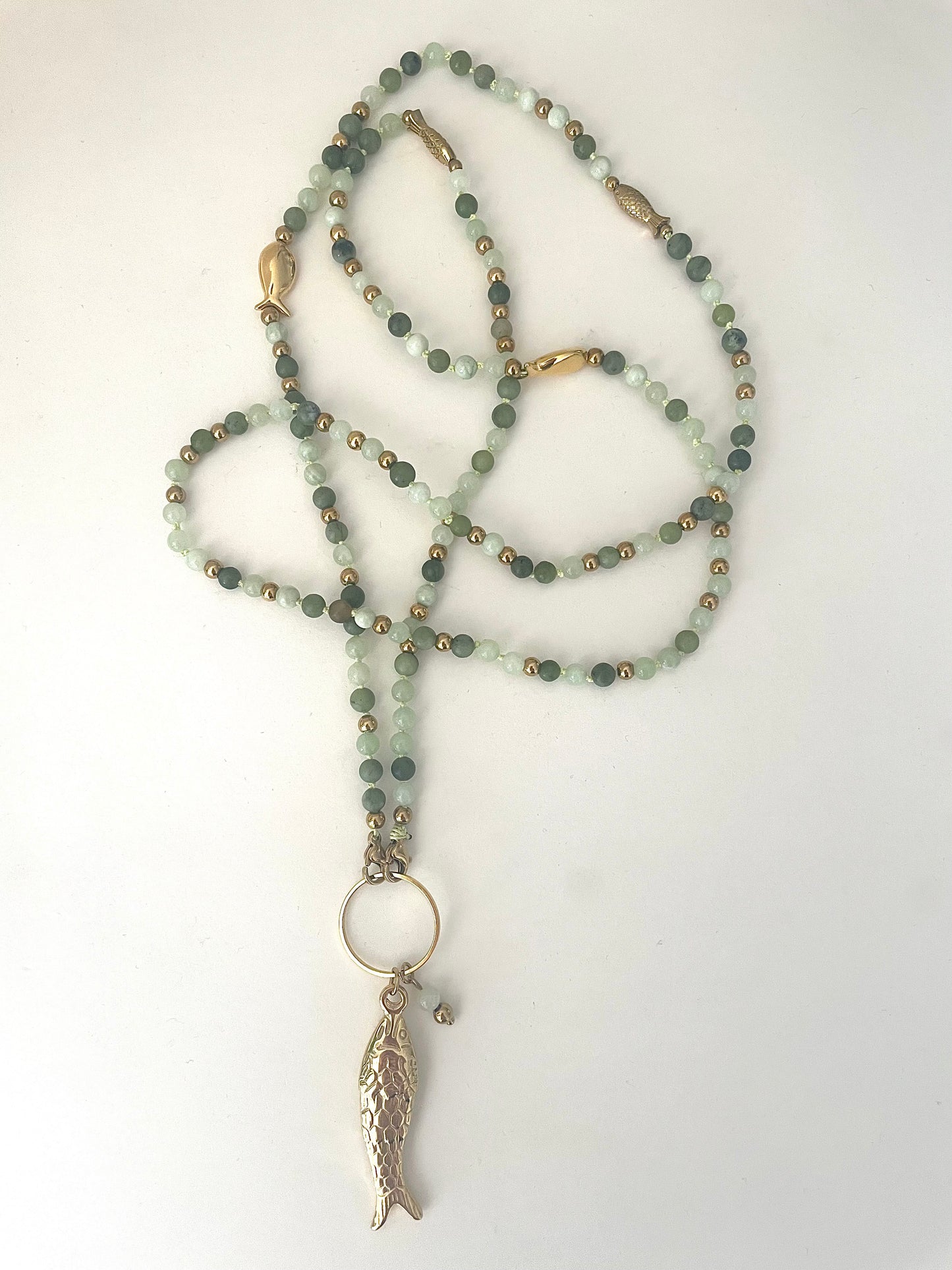 Autre vue long collier Jacqueline tons verts et pendentif poisson acier inoxydable doré fait main