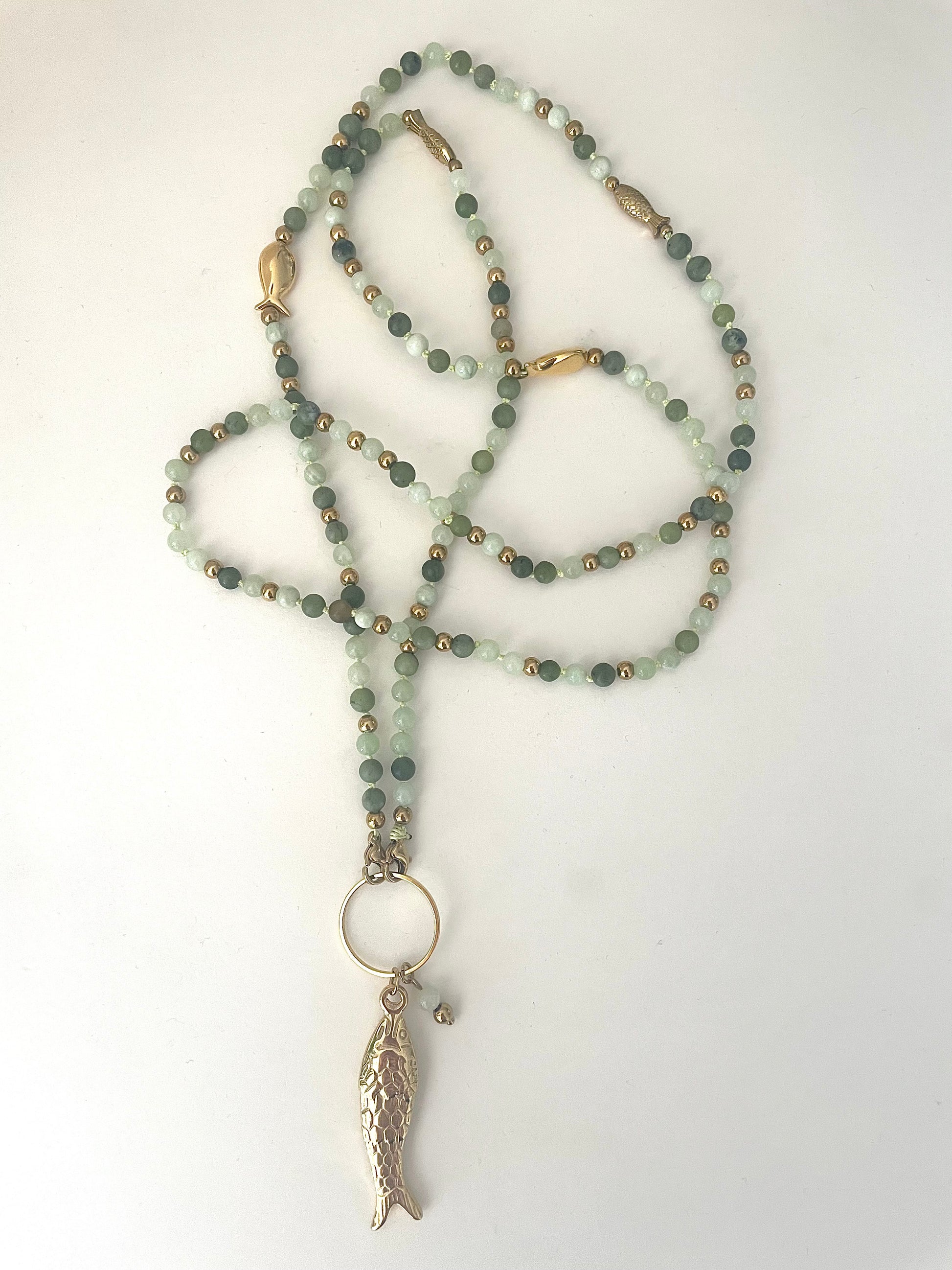 Autre vue long collier Jacqueline tons verts et pendentif poisson acier inoxydable doré fait main