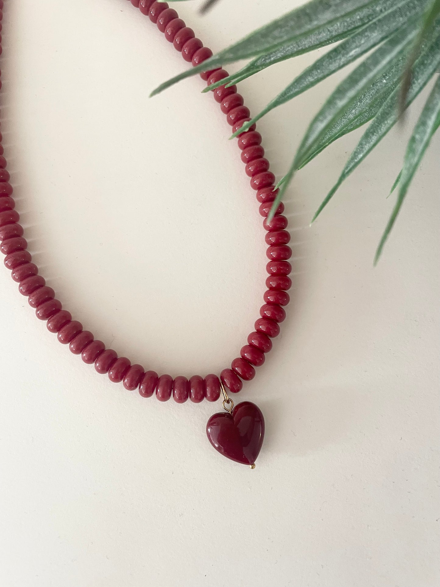 Collier bordeaux coeur en verre fond blanc
