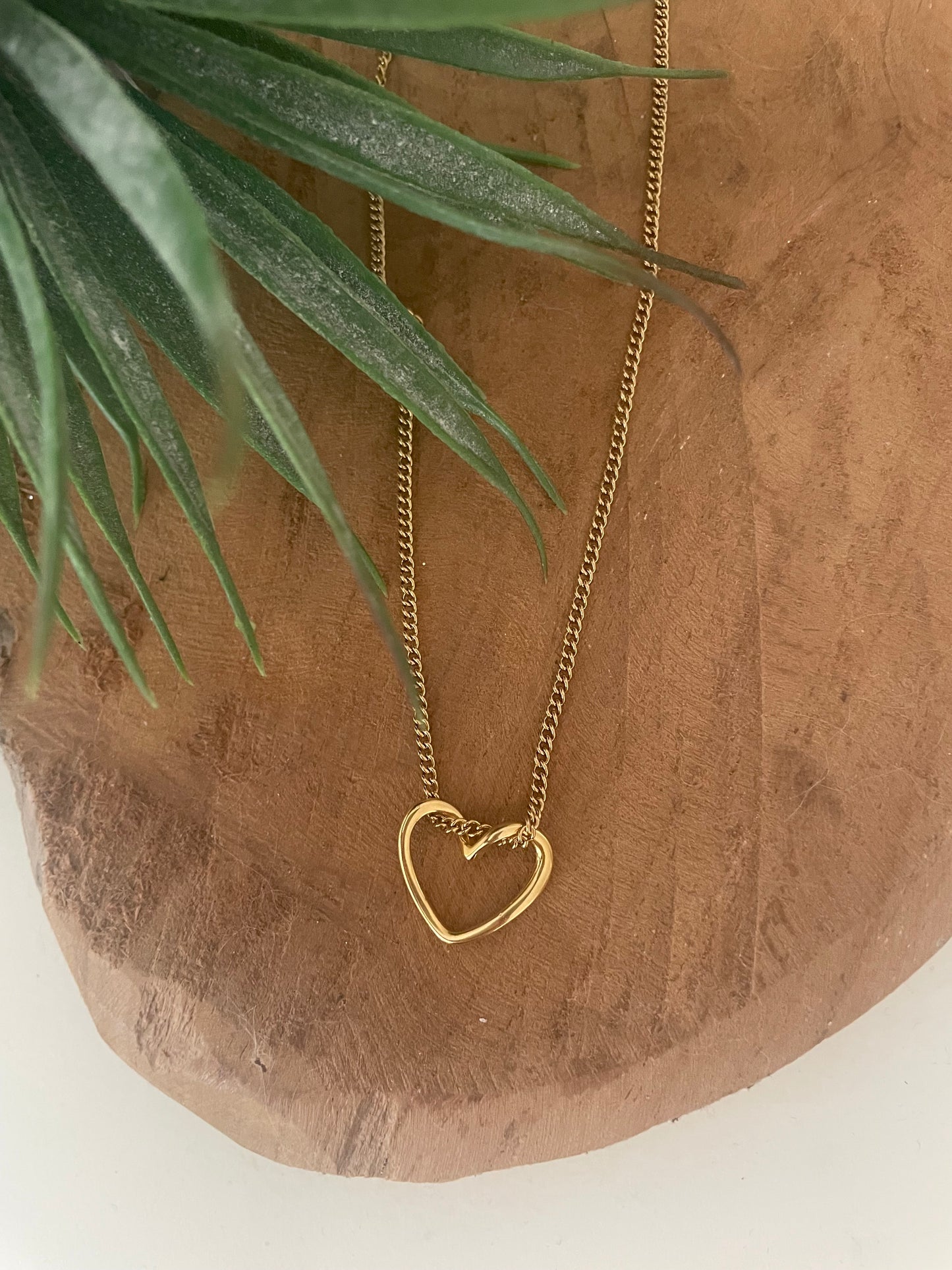 détail zoom collier court ras de cou doré avec petit coeur ajouré