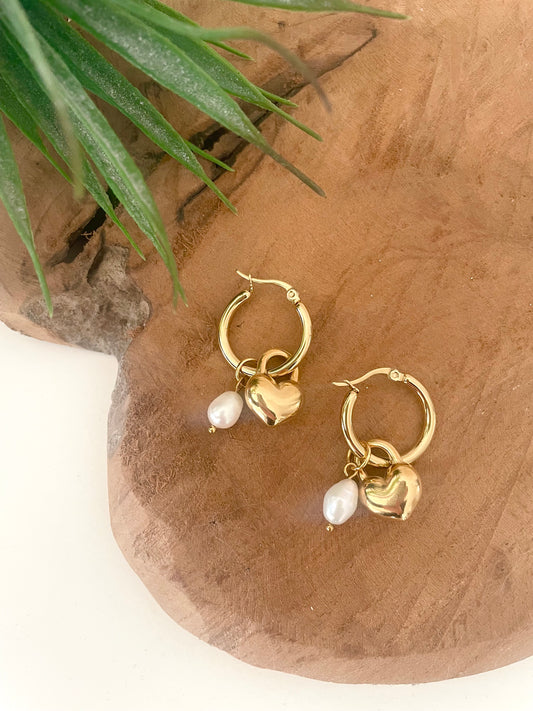 Boucles d’oreilles créoles acier inoxydable doré avec breloque coeur et perle d’eau douce naturelle