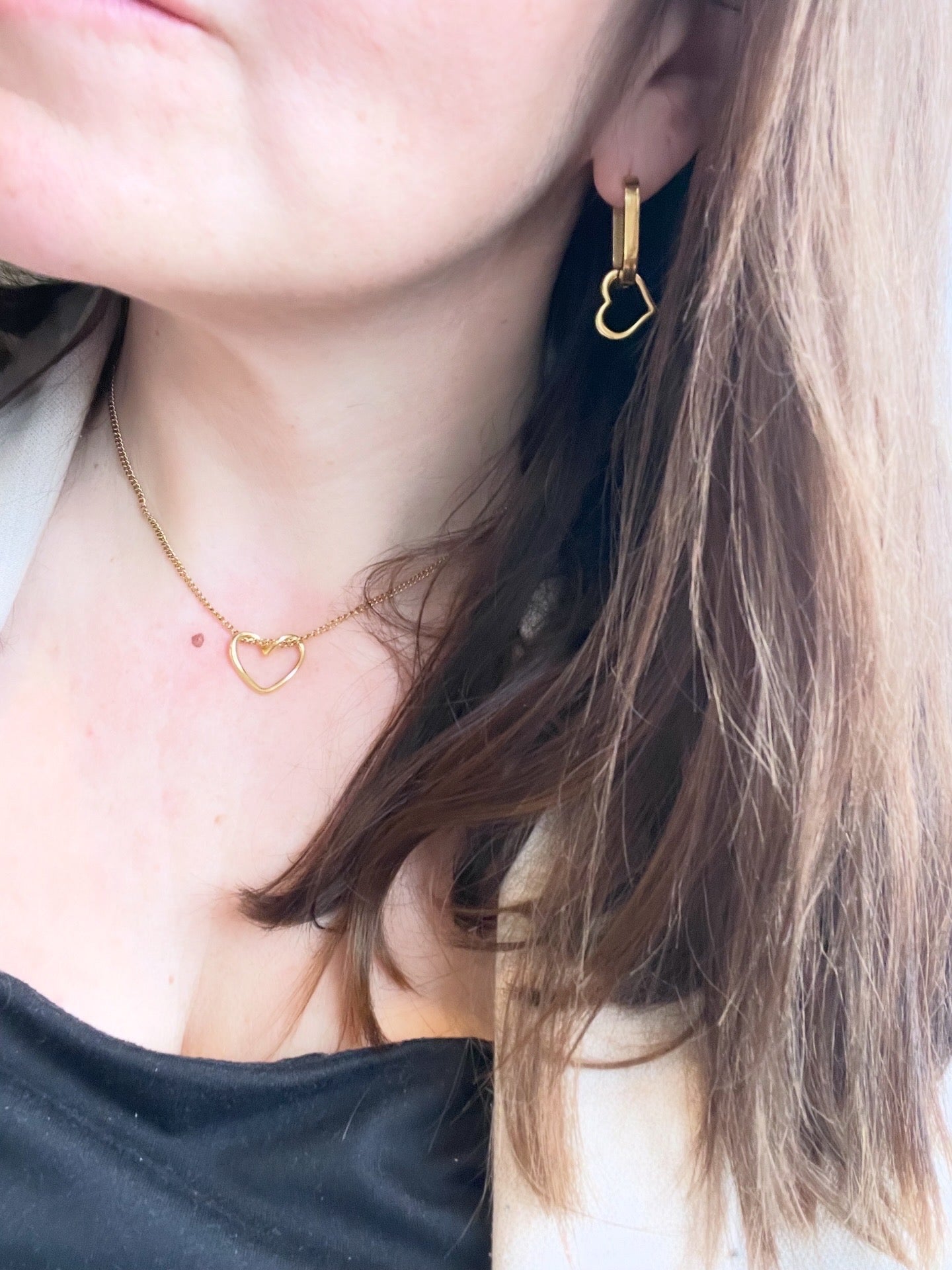 porté ras de cou doré avec coeur ajouré et boucles assorties