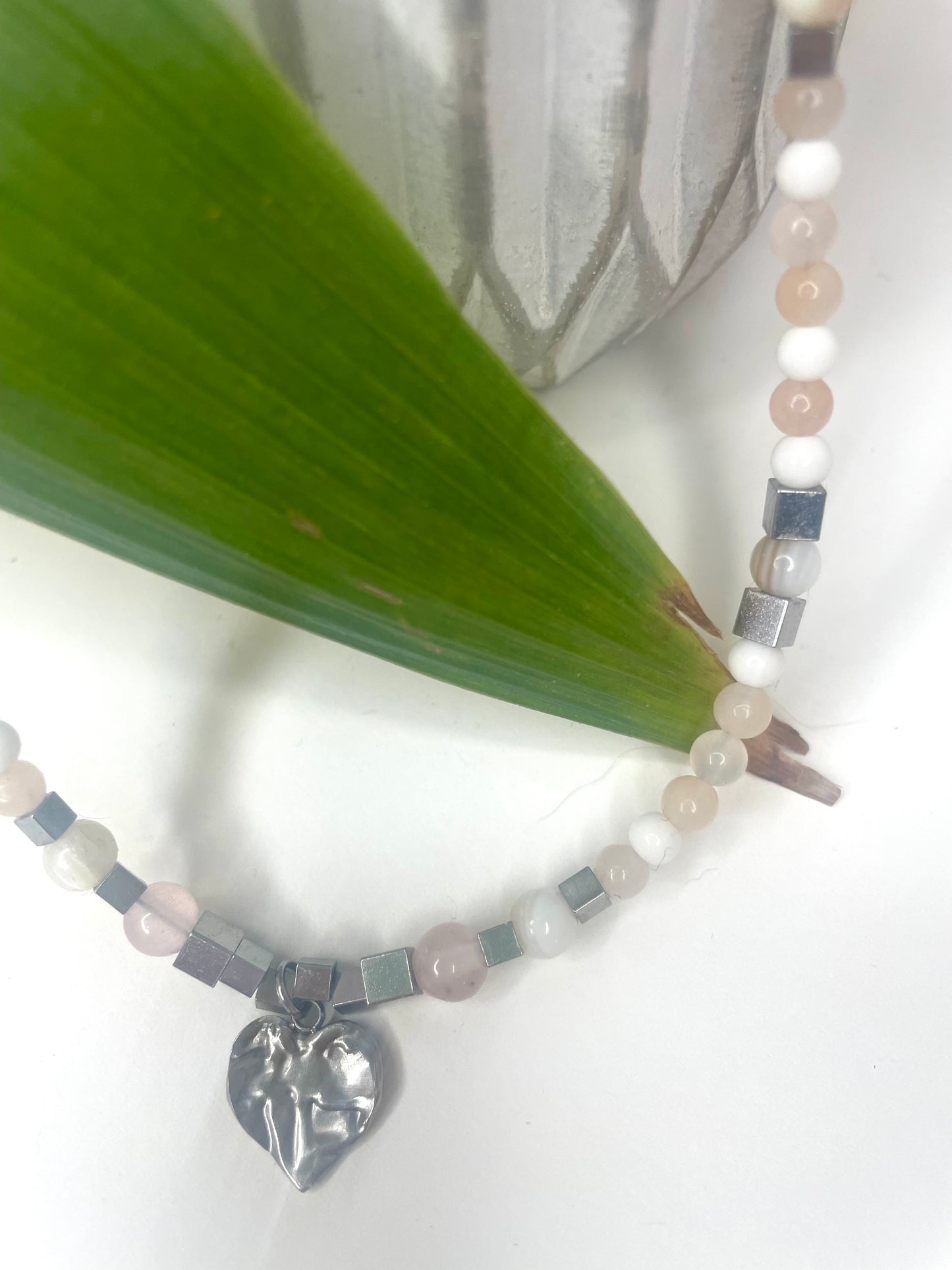 Zoom gros plan collier Gisèle argenté coeur et pierres naturelles beige gros rose