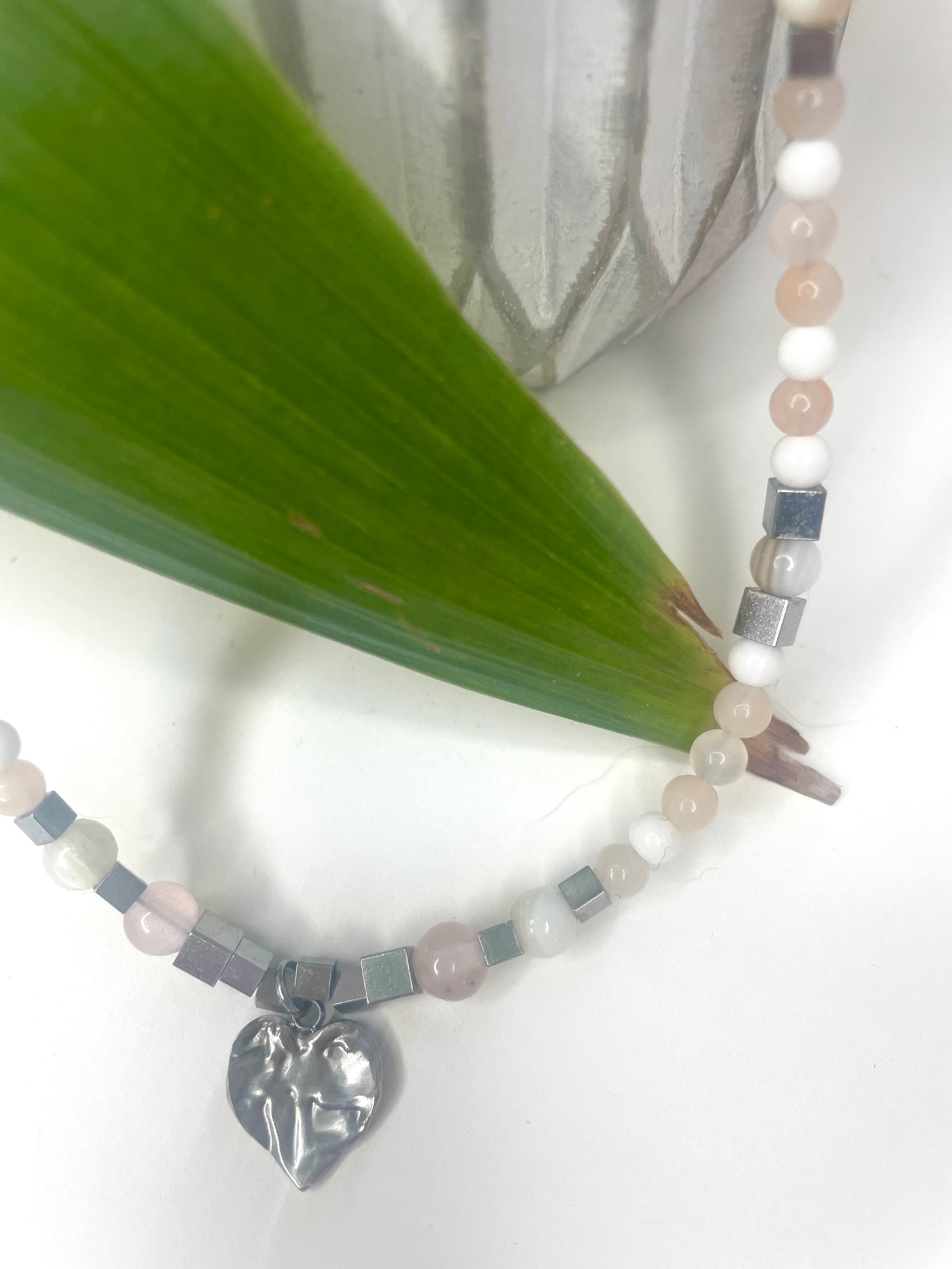Zoom gros plan collier Gisèle argenté coeur et pierres naturelles beige gros rose