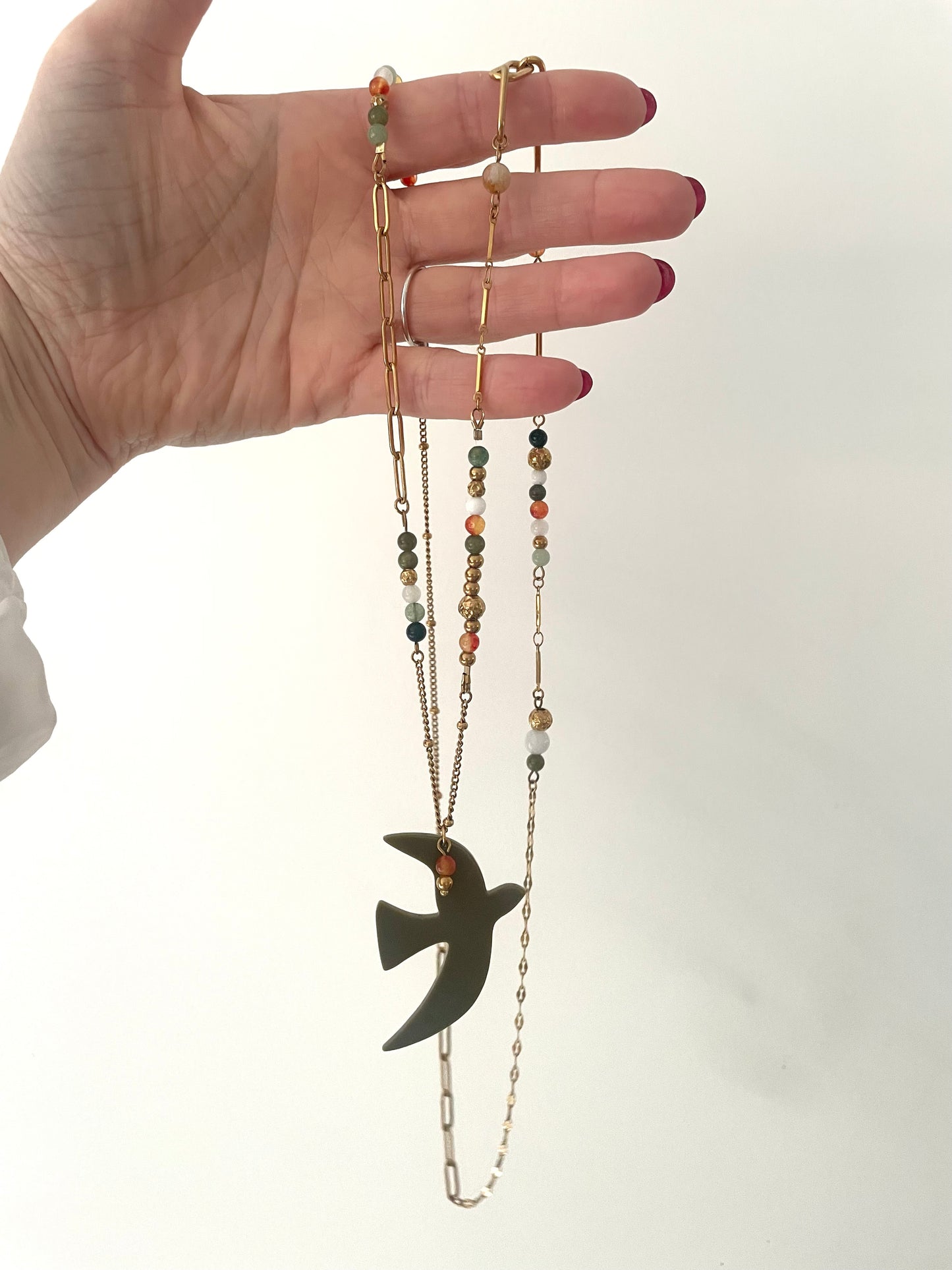 Vue entière grand collier acier inoxydable doré et pierres naturelles orange vert pendentif oiseau original fait main