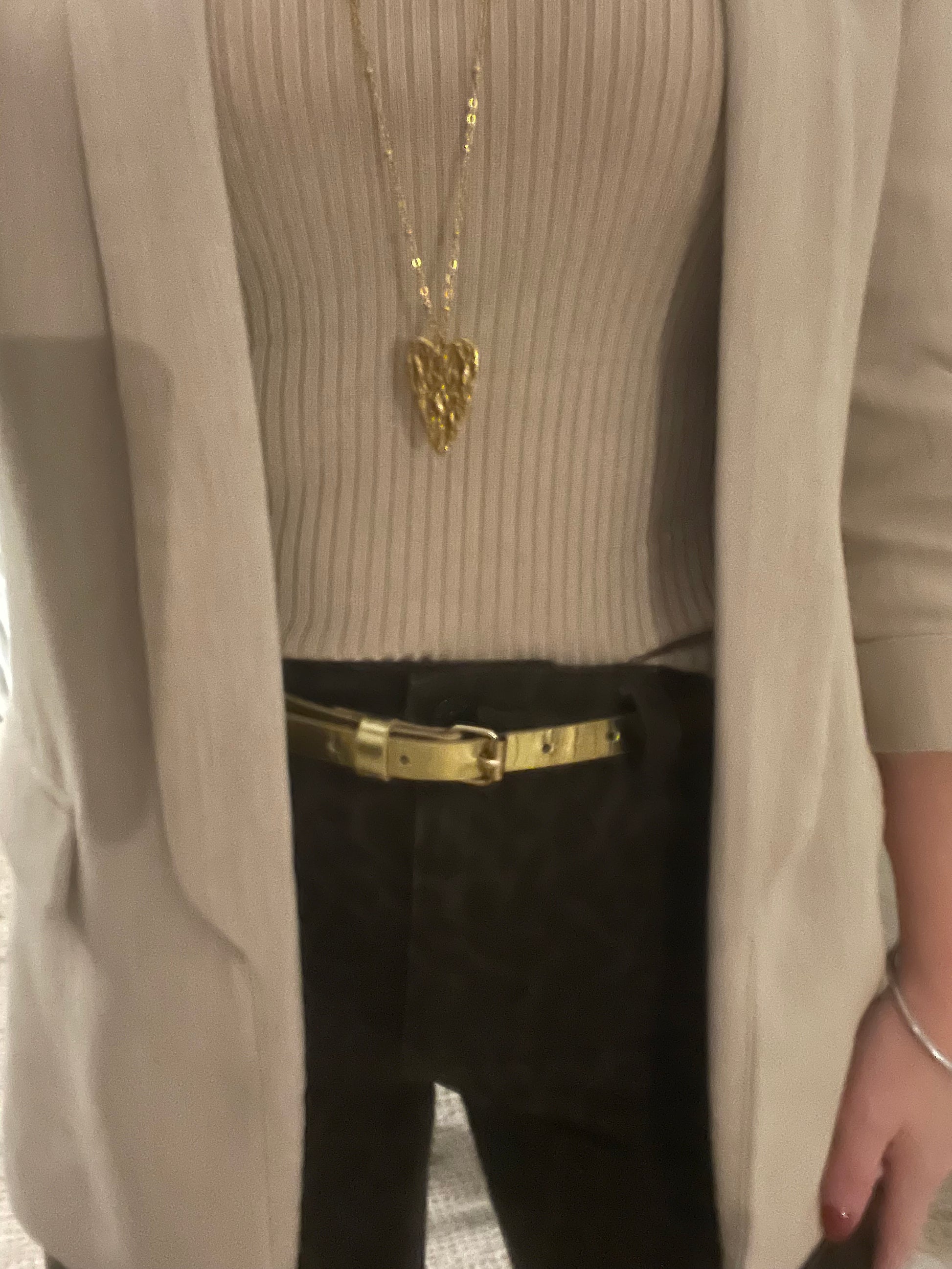 Détail zoom collier sautoir coeur doré martelé 
