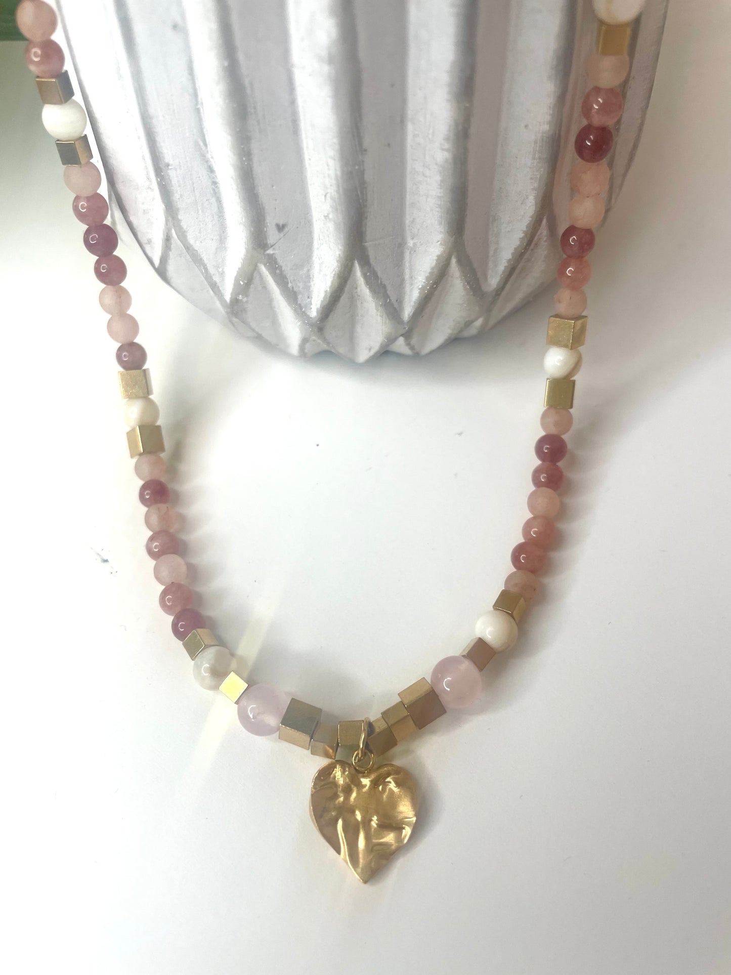 Détail collier Gisèle pierres rose quartz et breloque coeur amour doré fait main