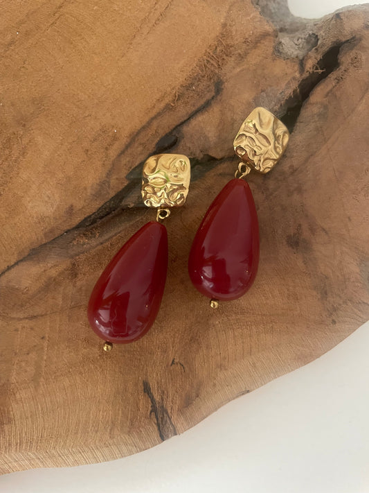 Boucles d’oreilles gouttes résine bordeaux et clou martelé doré