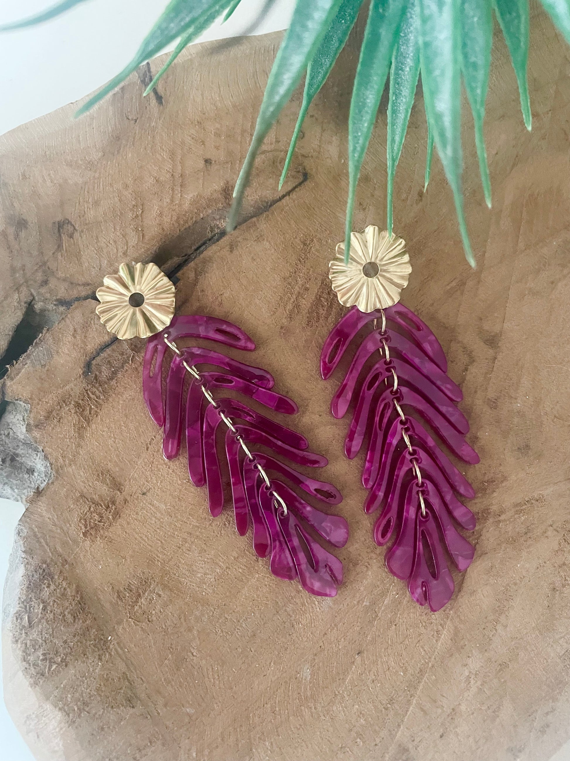 Boucles d’oreilles grande feuille pendante bordeaux et acier inox doré bohème chic