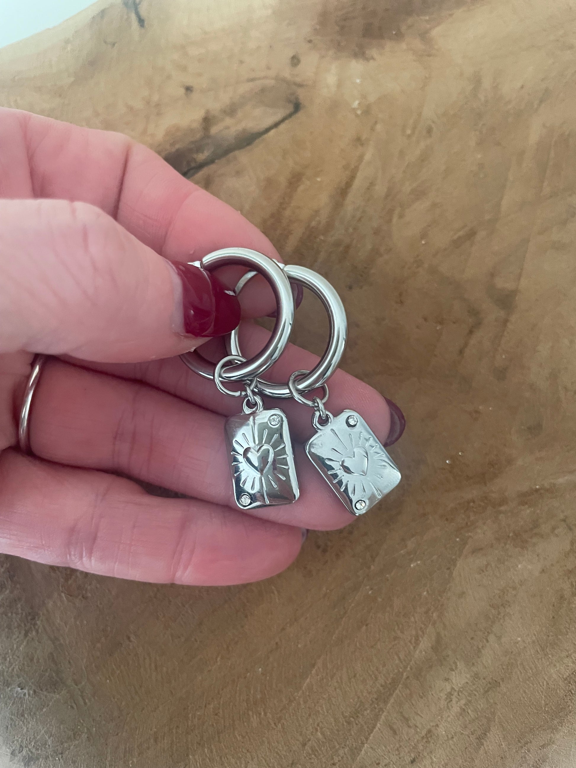 Gros plan boucles créoles argent acier inox avec as de coeur carte de jeu et strass