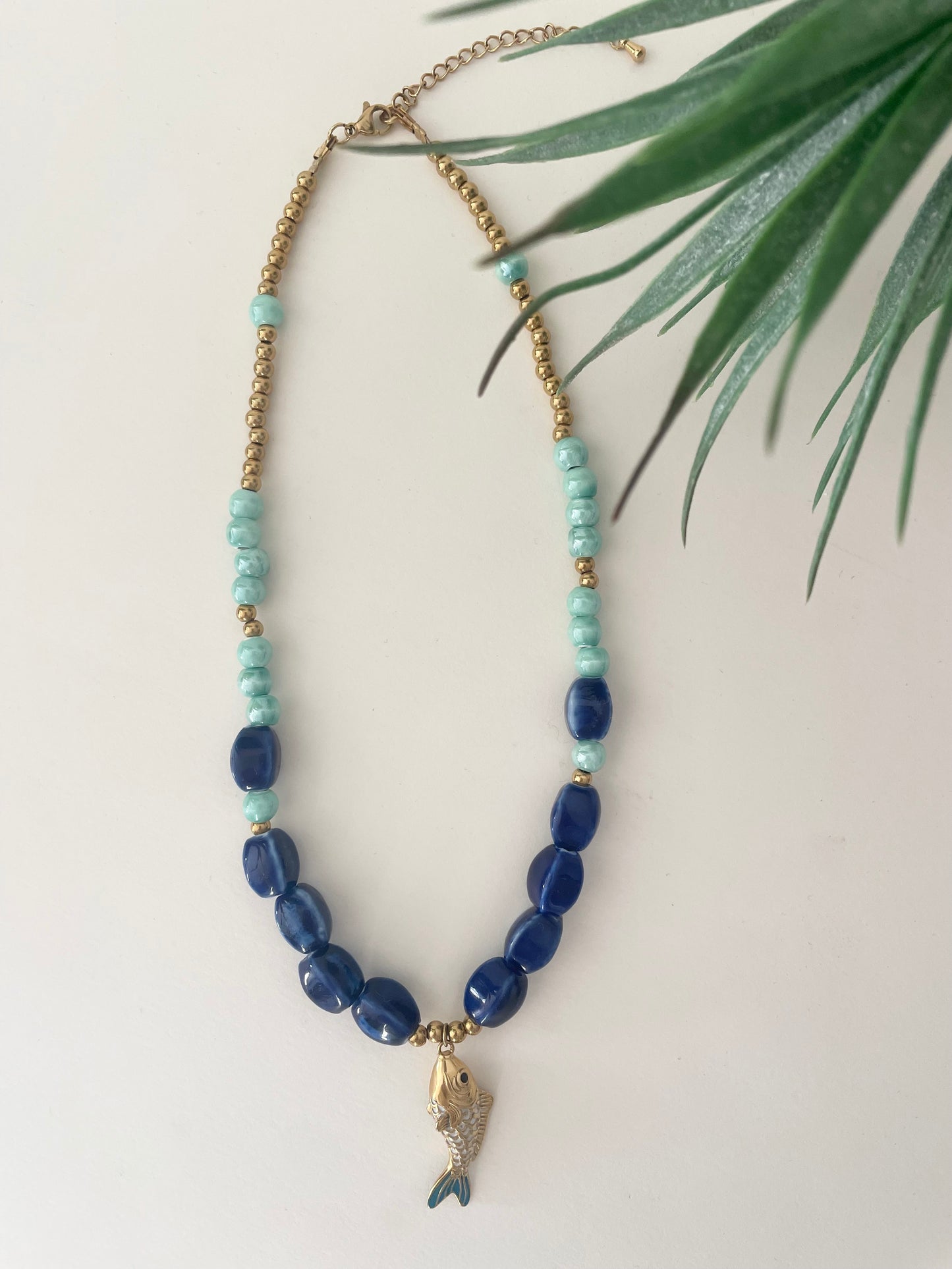 Collier artisanal marin bleu et turquoise, perles acier inox doré tendance