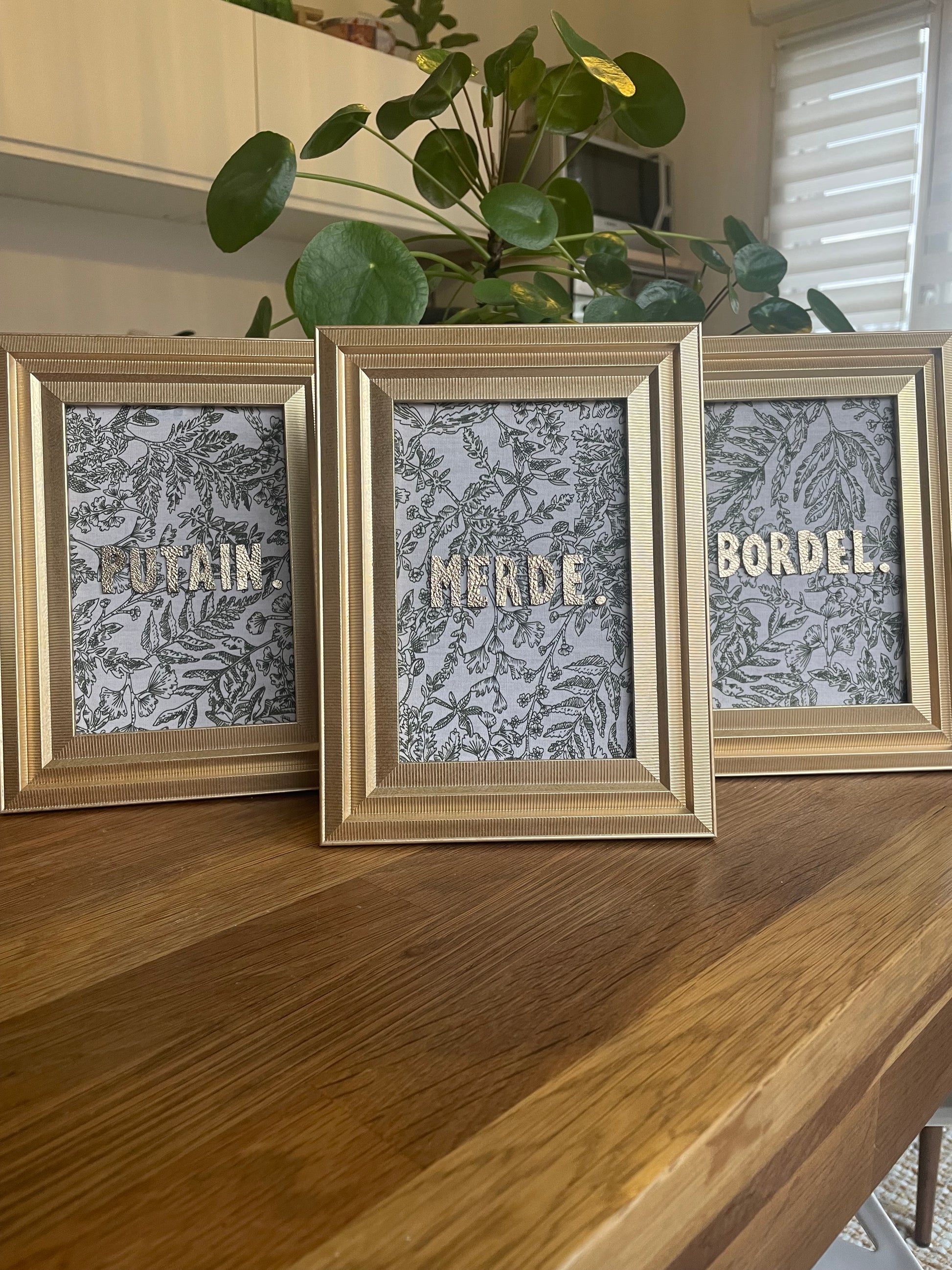 Détail triptyque doré gros mots