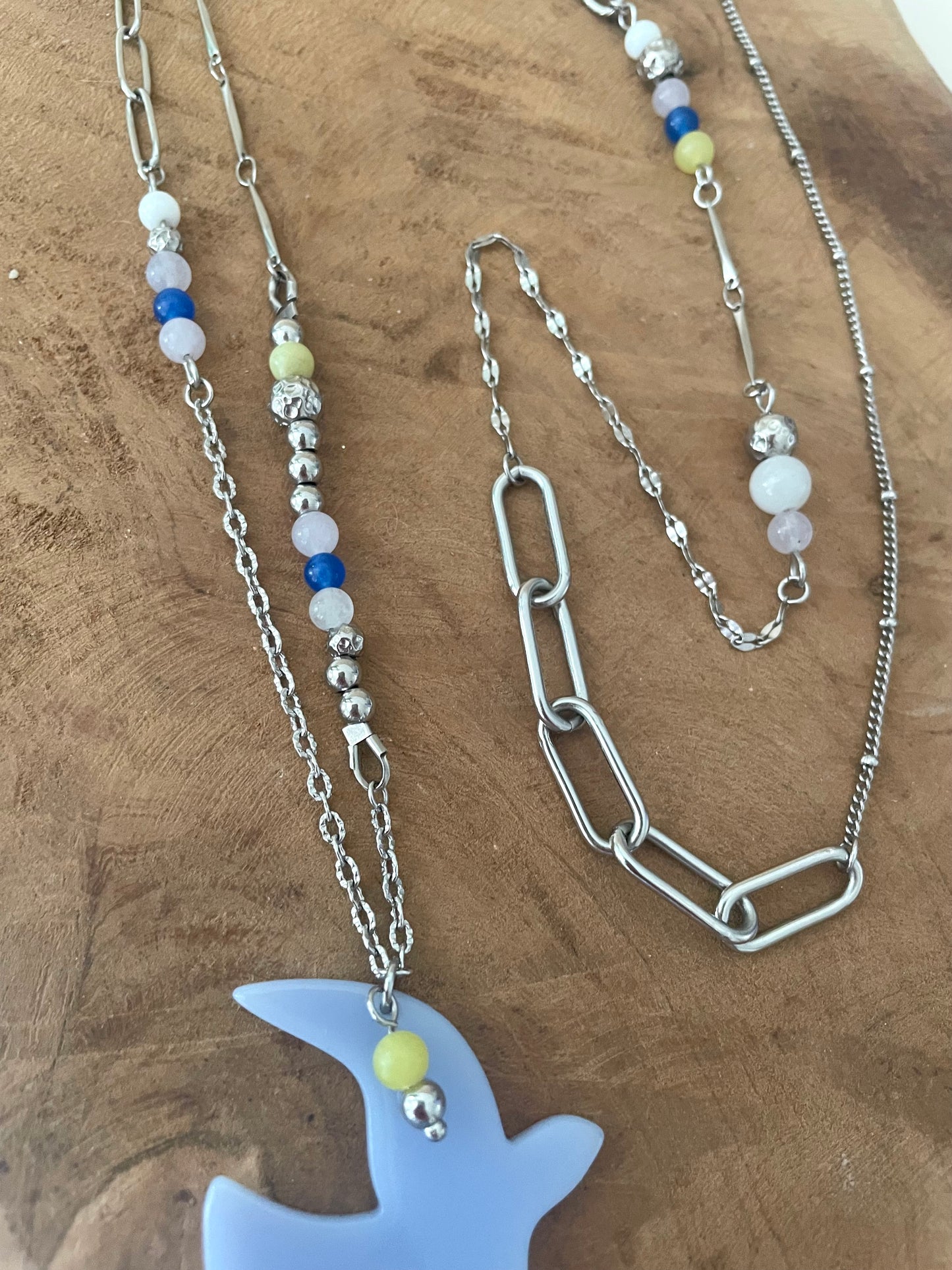 Zoom gros plan pendentif oiseau bleu ciel collier long sautoir liberté pierres naturelles