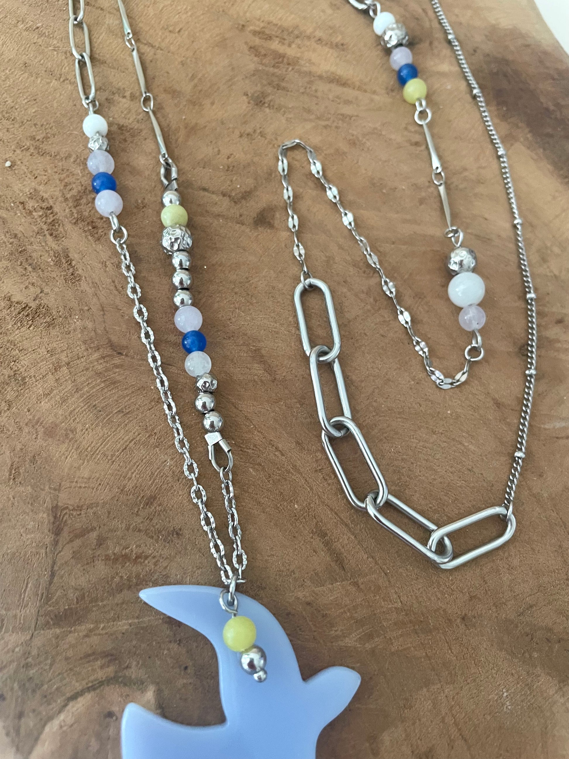 Zoom gros plan pendentif oiseau bleu ciel collier long sautoir liberté pierres naturelles